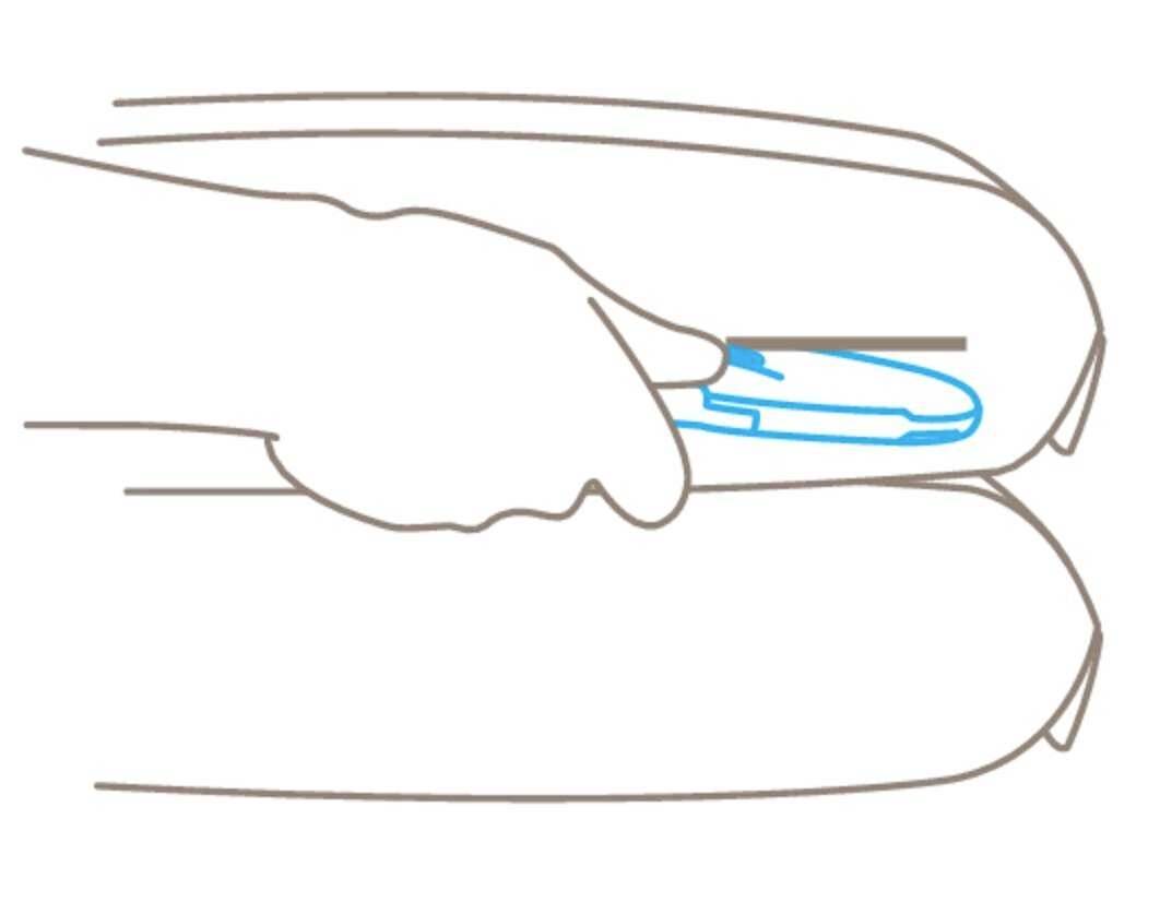 Diagramm zeigt einen Finger, der ein Auto-Sicherheitsgurt in den Schloss einführt, um ihn zu sichern.