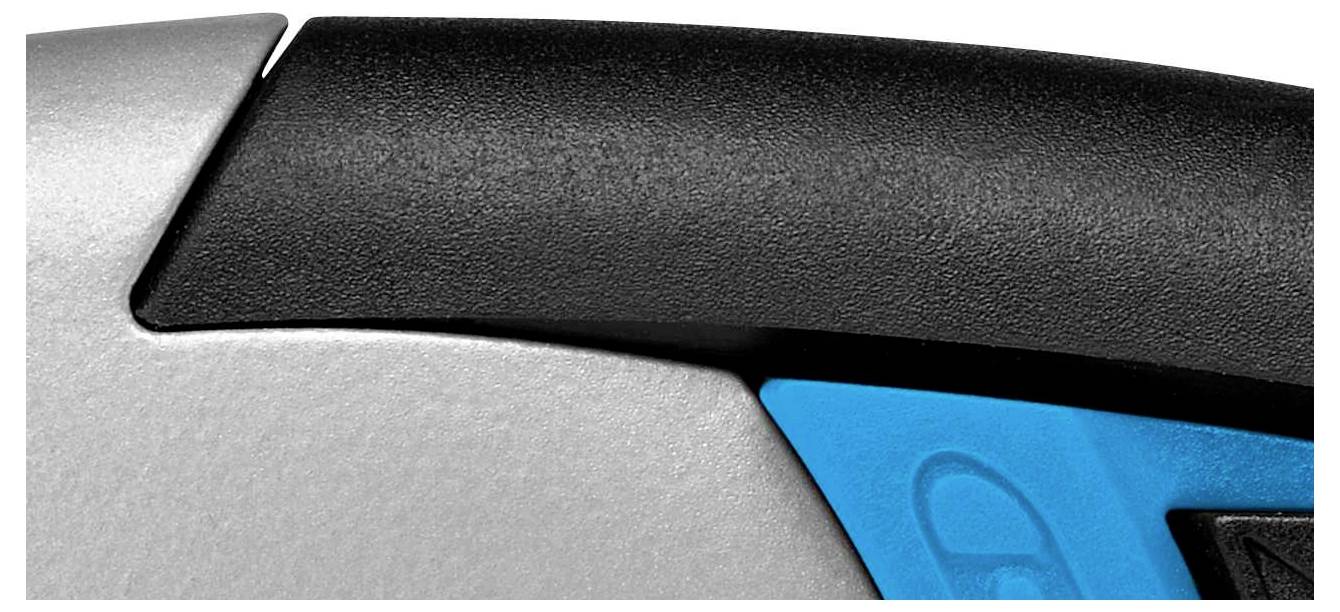 Nahaufnahme eines geschwungenen Griffs in Schwarz und Blau, möglicherweise von einem Werkzeug oder Gerät, mit einem silbernen Gehäuseteil.