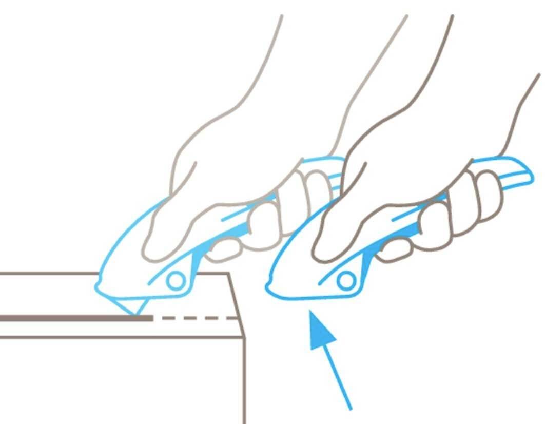 Zwei Hände verwenden blaue Sicherheitsmesser, um einen Karton zu öffnen. Ein Pfeil zeigt die Schneidrichtung an.