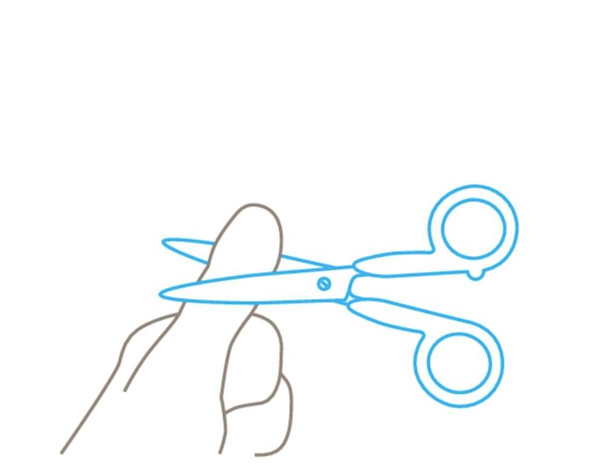 Eine Hand hält eine Schere mit blauen Griffen. Die Hand ist so positioniert, dass der Daumen durch einen Griff der Schere steckt.