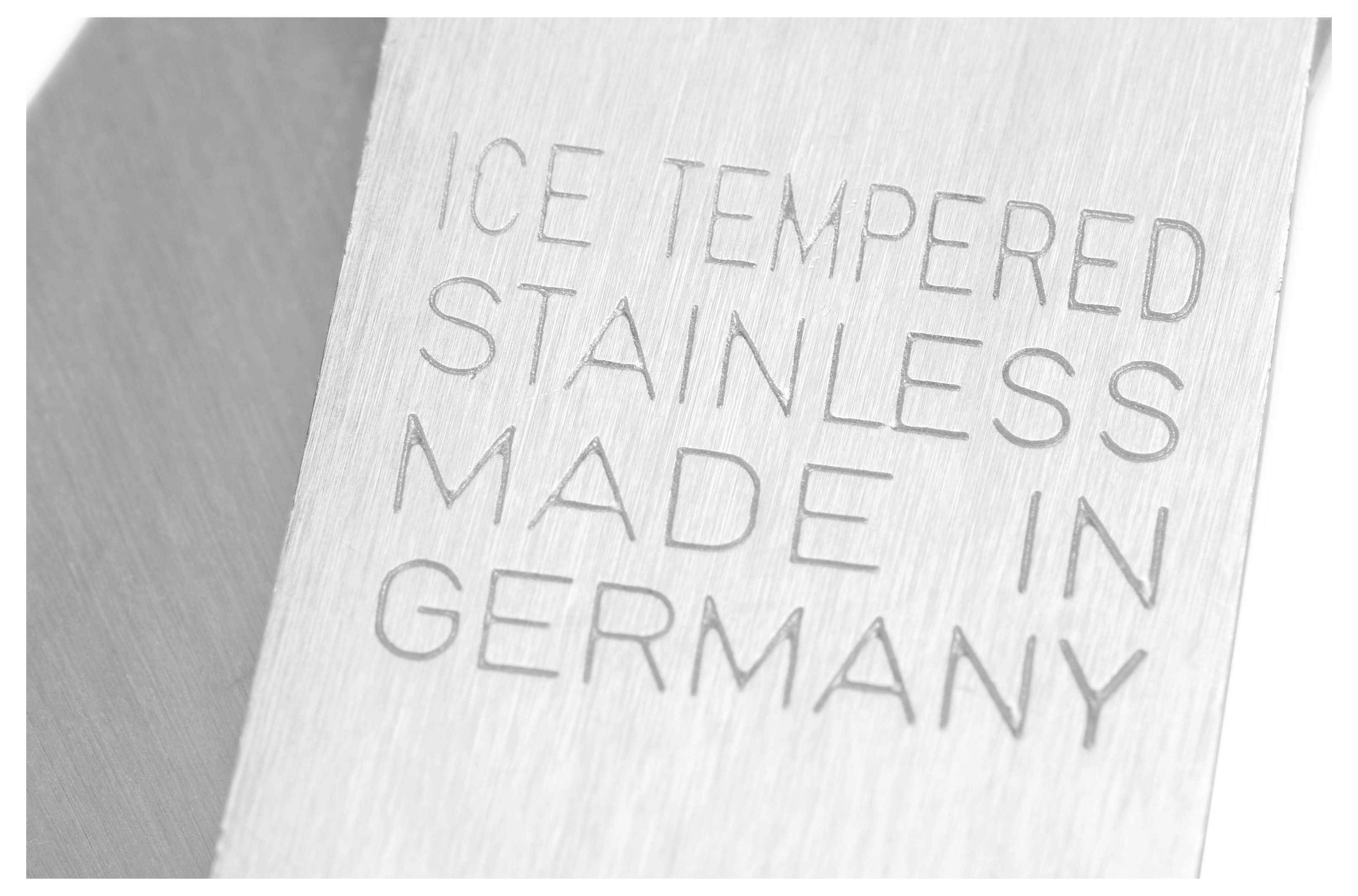 'ICE TEMPERED STAINLESS MADE IN GERMANY' ist in Großbuchstaben auf einem Edelstahlobjekt eingraviert.