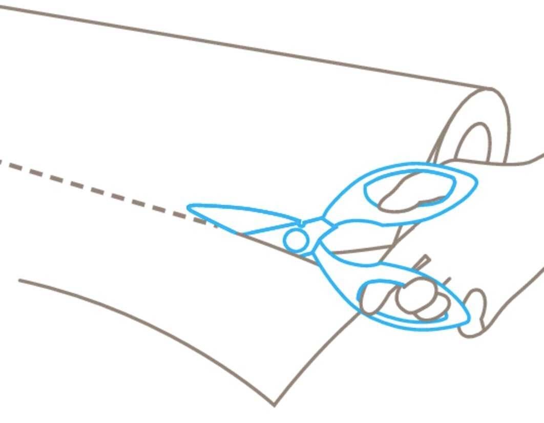 Schere schneidet entlang gestrichelter Linie auf einer Papierrolle.