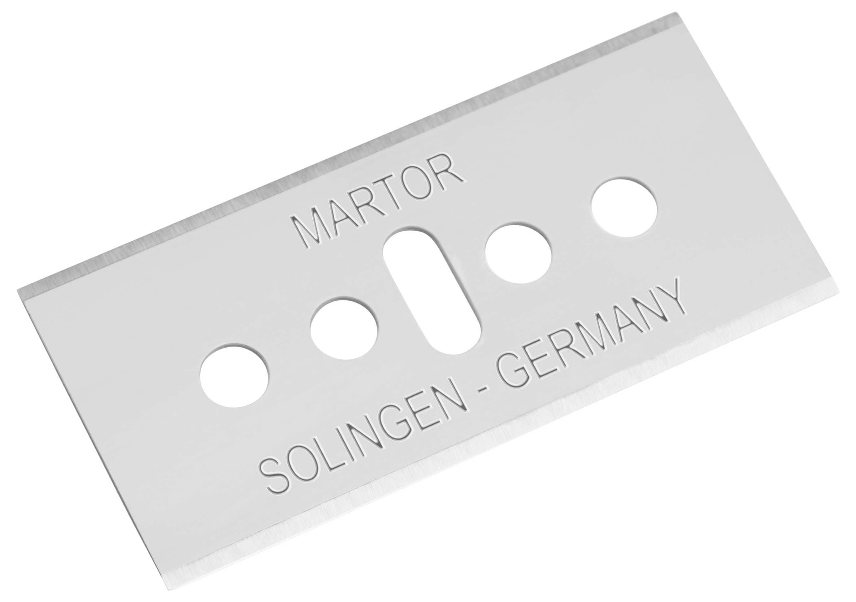 Ein silbernes Rasierklingenblatt mit der Aufschrift 'MARTOR' und 'SOLINGEN - GERMANY', zeigt Hersteller und Herkunftsort.