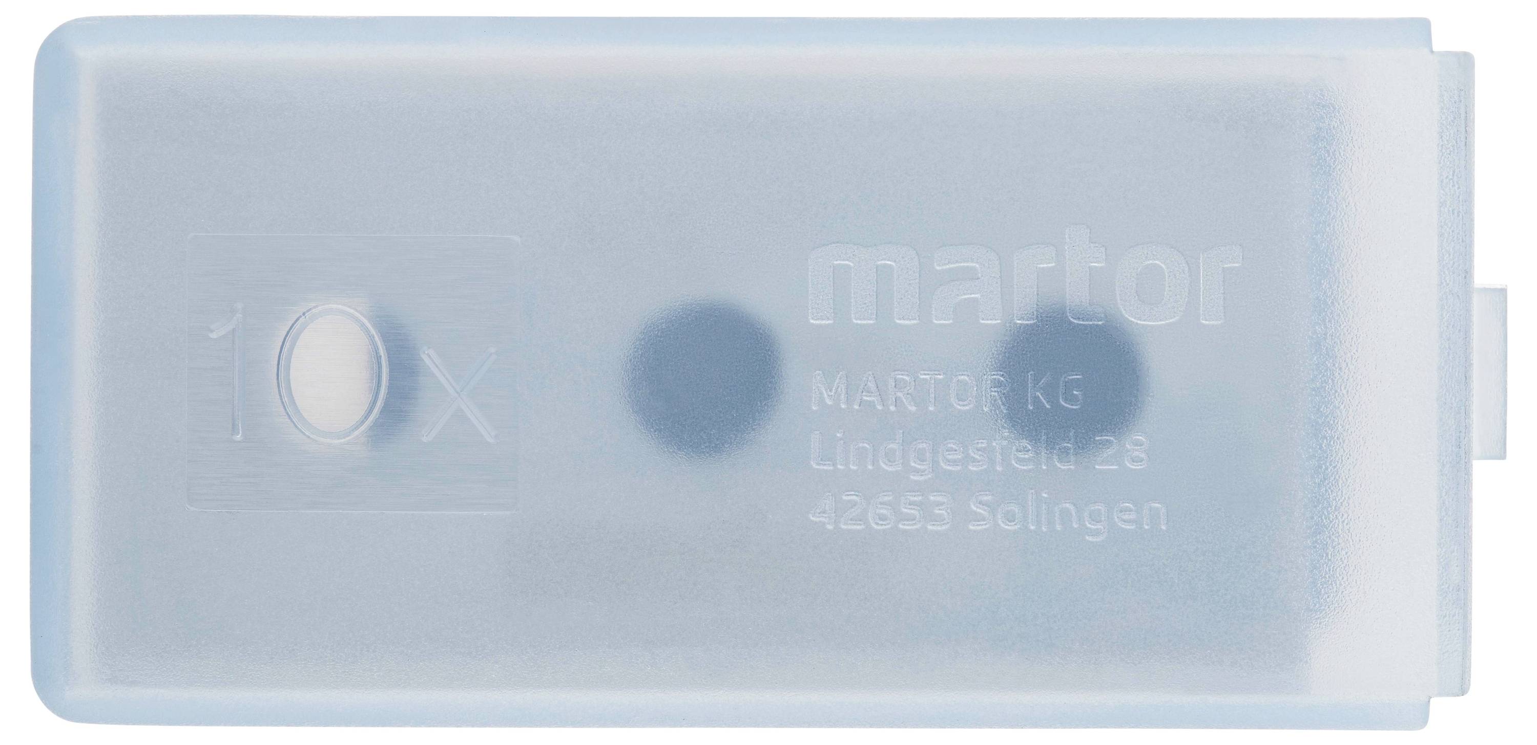 Transparente Plastikbox mit Aufschrift 'martor', enthält Klingen. Adresse: Lindgesfeld 28, 42653 Solingen.