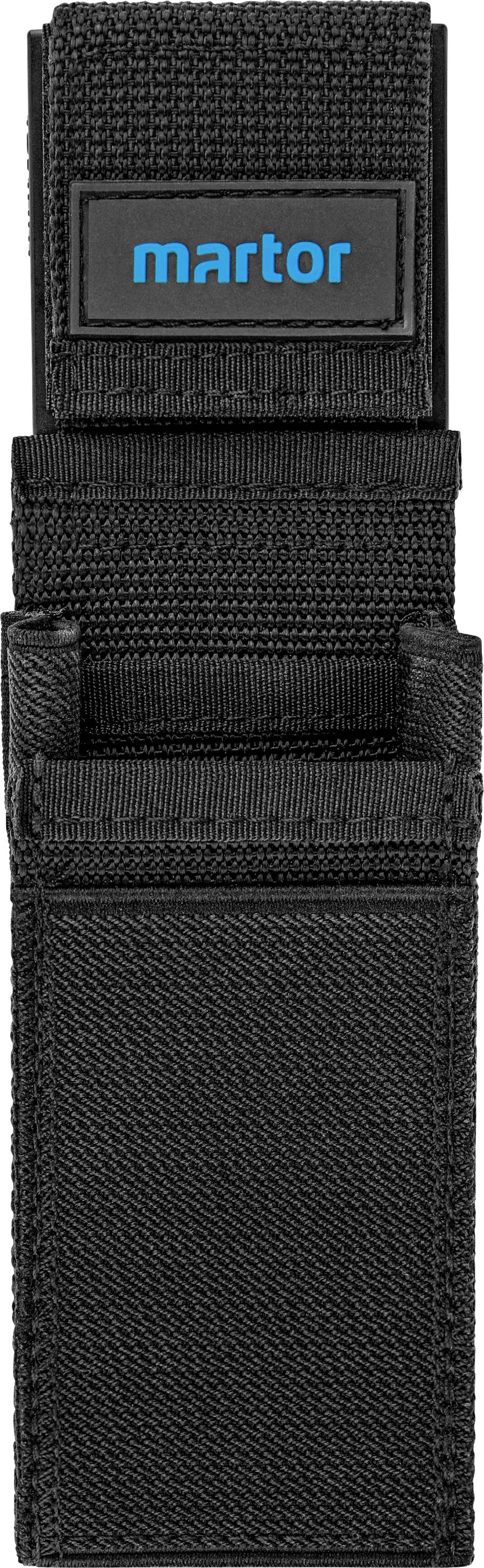 Schwarzes Etui mit Klettverschluss, Markenname 'martor' in Blau vorne. Verwenden für Messer oder Werkzeugaufbewahrung.