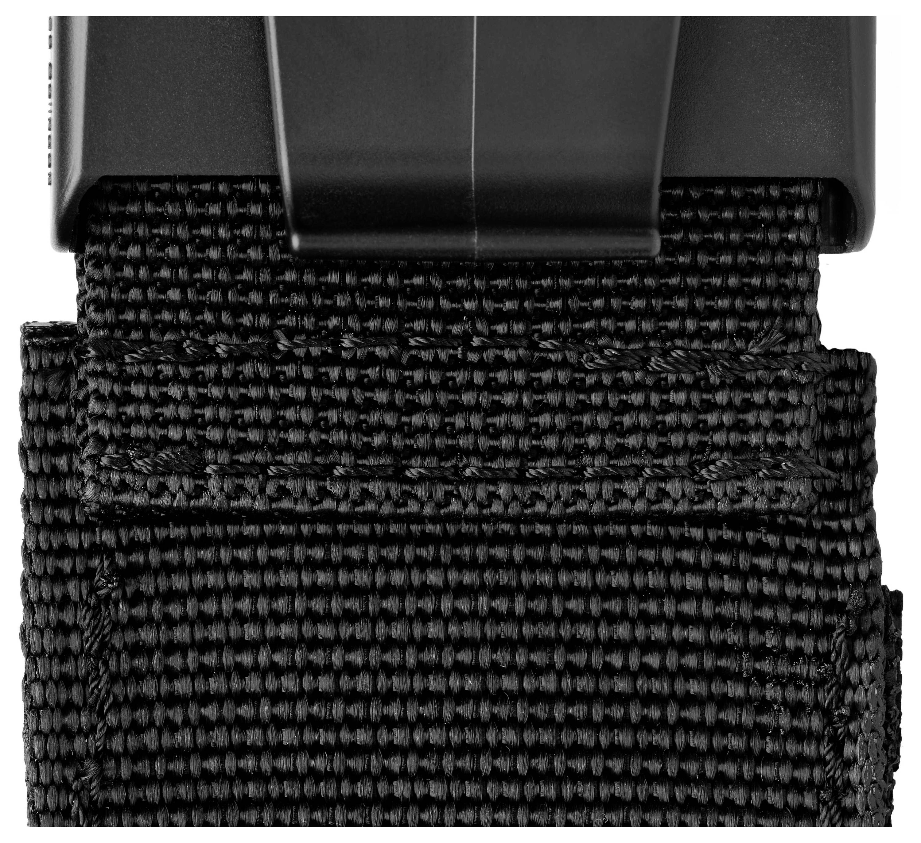 Schwarz gewebtes Material mit einer schwarzen Kunststoffschnalle, möglicherweise Teil eines Rucksacks oder einer Tasche.