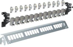 Patchpanel mit mehrfachen RJ45-Anschlüssen und Abdeckung. Geeignet für Netzwerkverkabelung in Rechenzentren.