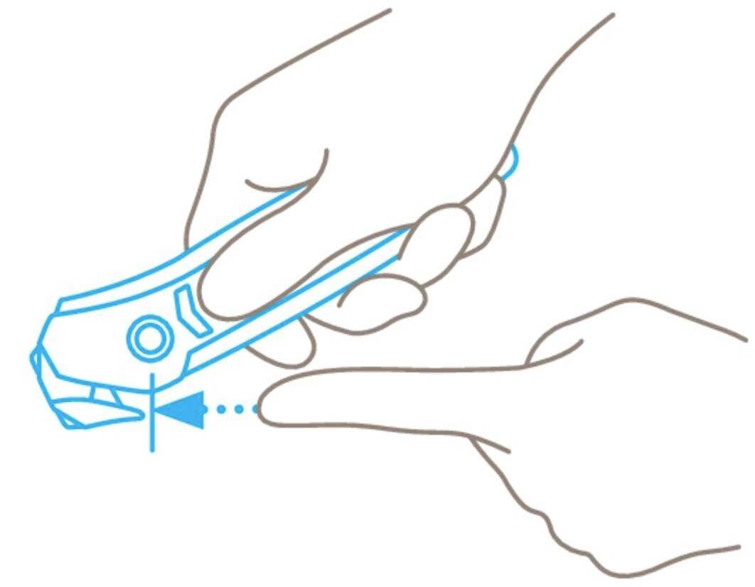 Eine Hand hält ein Messer, während die andere Hand mit dem Finger auf die Klinge drückt, um deren Schärfe zu testen.