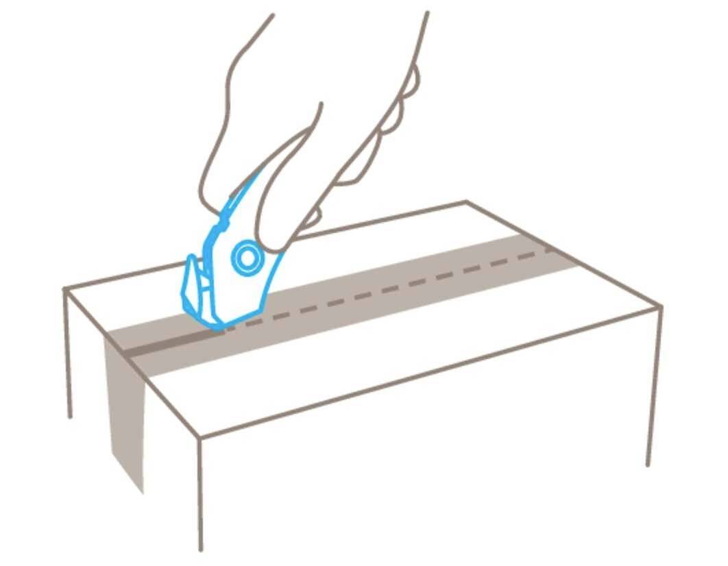 Hand schneidet Klebeband auf einem Karton mit einem Cutter.