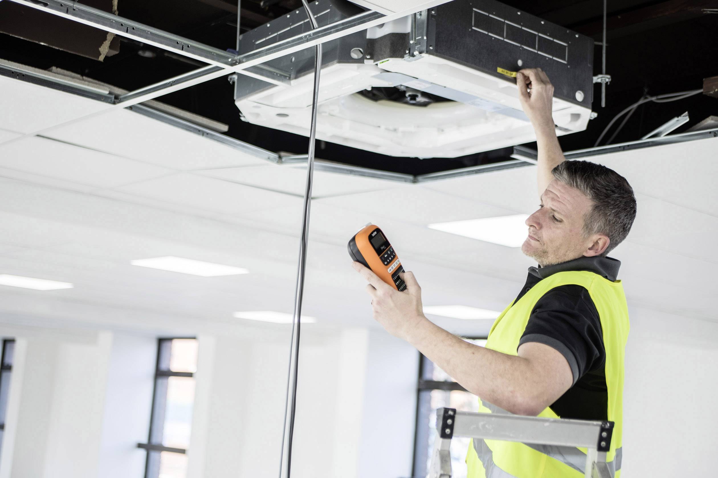 Brother P-touch E110 Beschriftungsgerät Geeignet für Schriftband: TZe 3.5 mm, 6 mm, 9 mm, 12mm