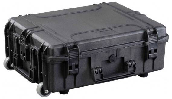 Ein schwarzer Schutzkoffer mit Hartschale und Rädern sowie sicheren Verschlüssen, geeignet für den sicheren Transport empfindlicher Gegenstände.