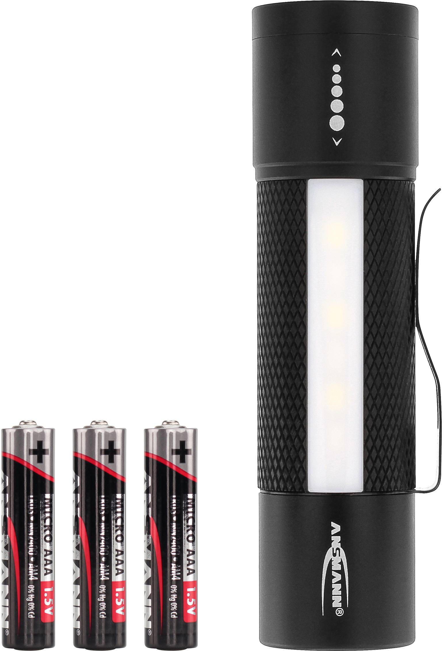 Schwarze LED-Taschenlampe mit seitlicher Griffoberfläche. Daneben drei AA-Batterien aufgestellt.