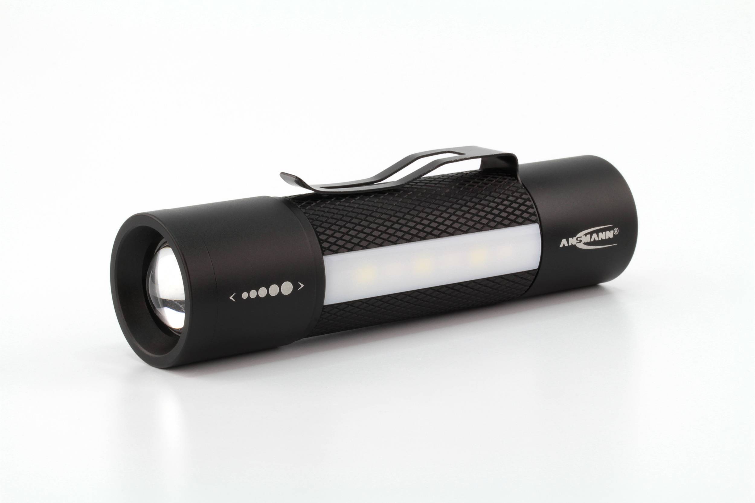 Tragbare schwarze Taschenlampe mit Clip und LEDs, die für Mobilität und vielseitige Beleuchtung konzipiert ist.