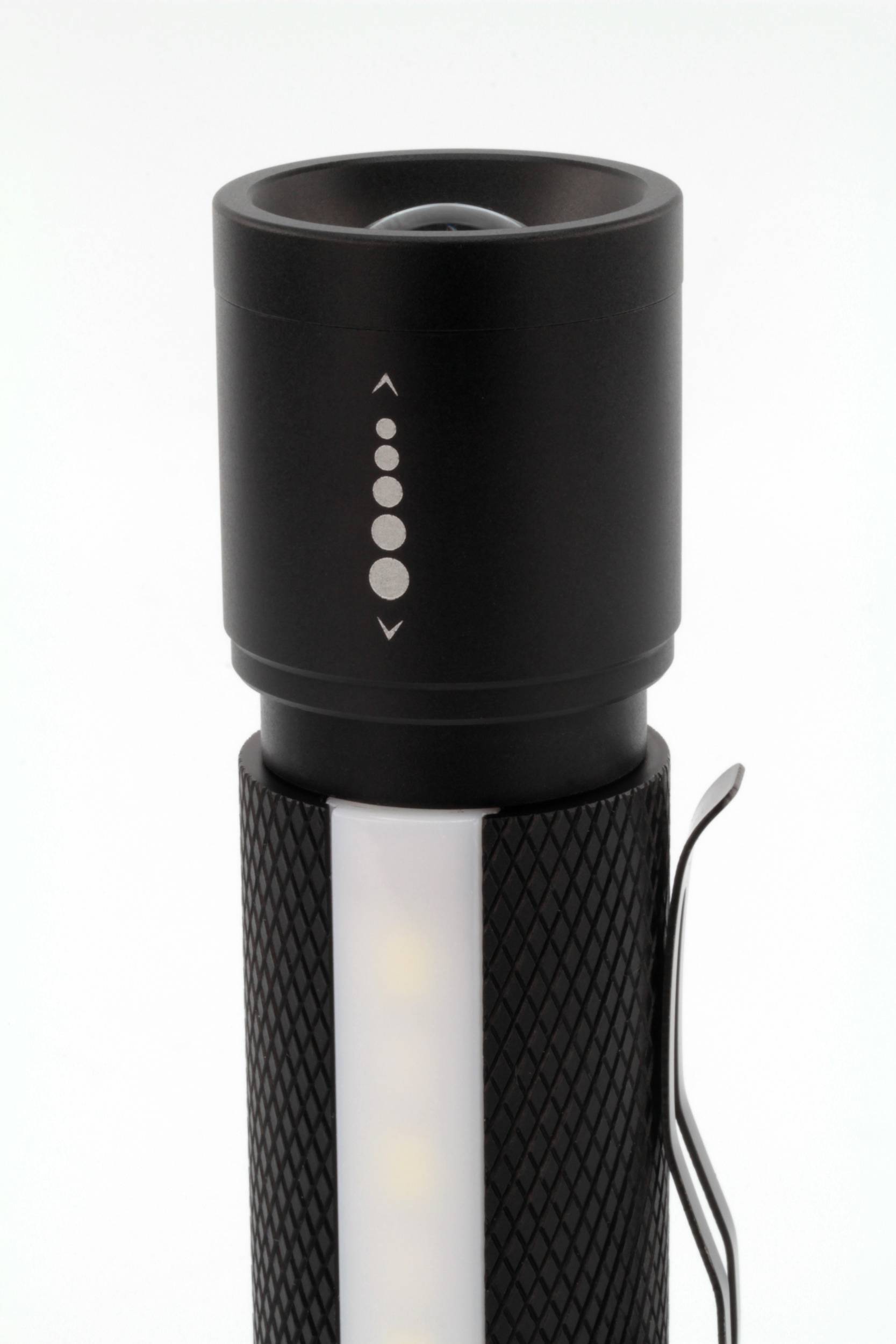 Taschenlampe mit schwarzem Gehäuse und Clip, zeigt Helligkeitsstufen-Symbole auf dem Kopf, darunter ein leuchtender LED-Streifen.