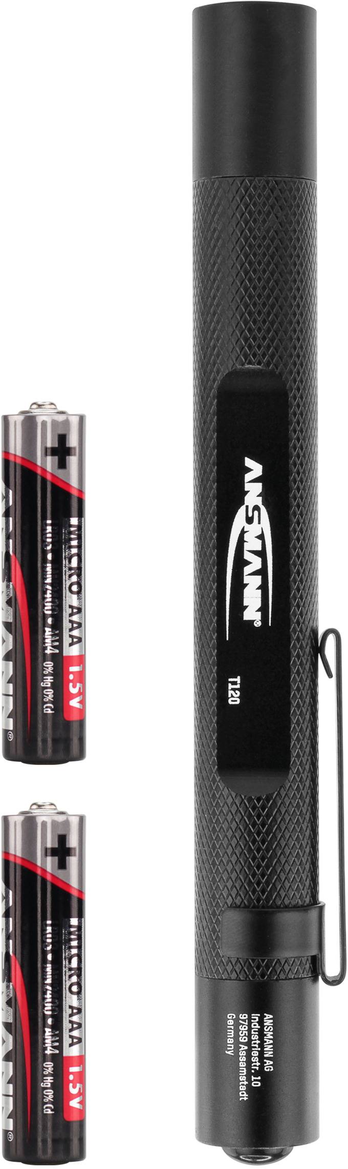 Schwarze, schlanke Taschenlampe neben zwei AA-Batterien; zeigt die Größe im Vergleich und dass die Taschenlampe batteriebetrieben ist.