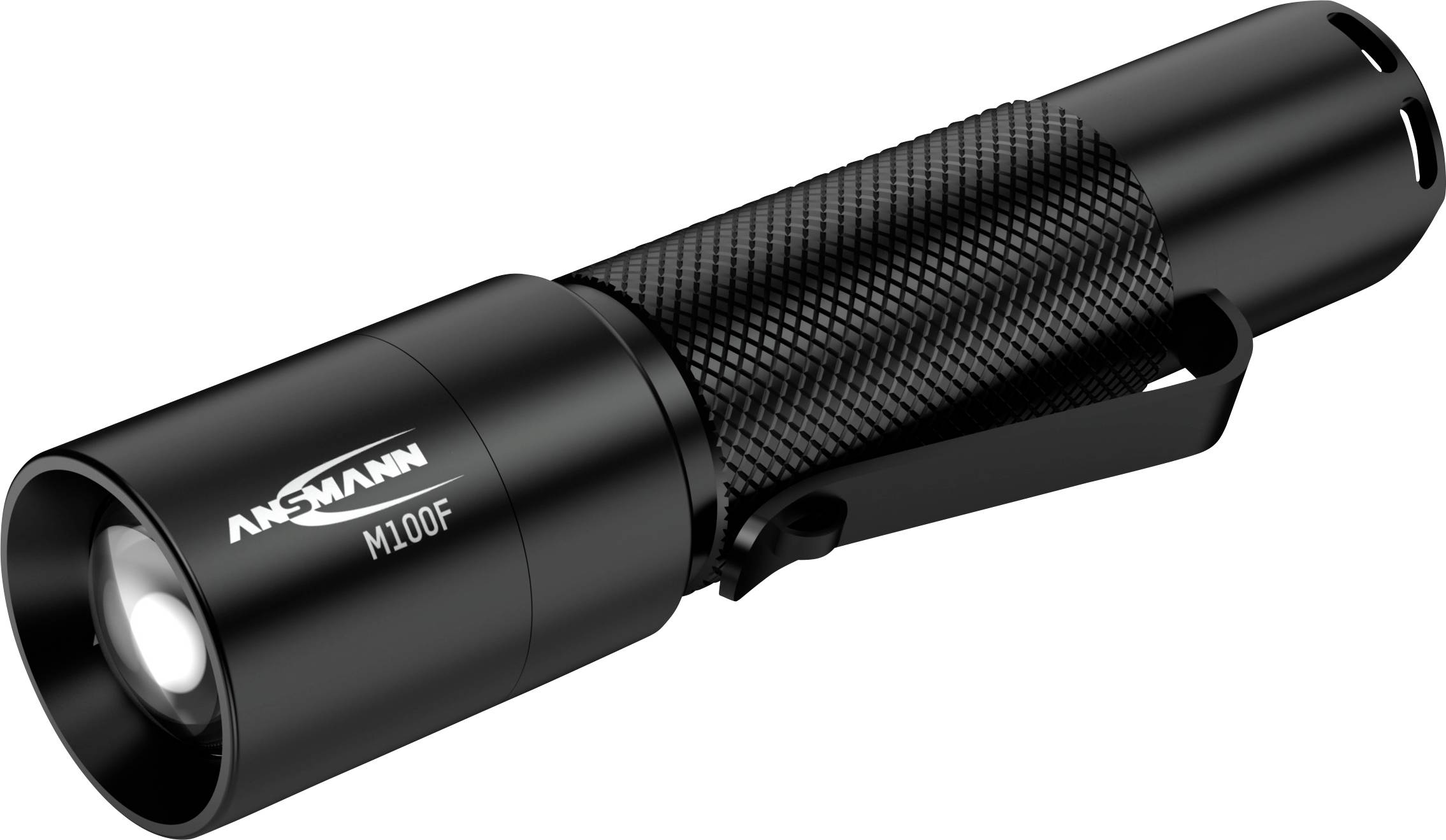 Schwarze Taschenlampe, Modell M100F, mit strukturiertem Griff und Clip, seitliche Aufschrift 'ANSMANN'.
