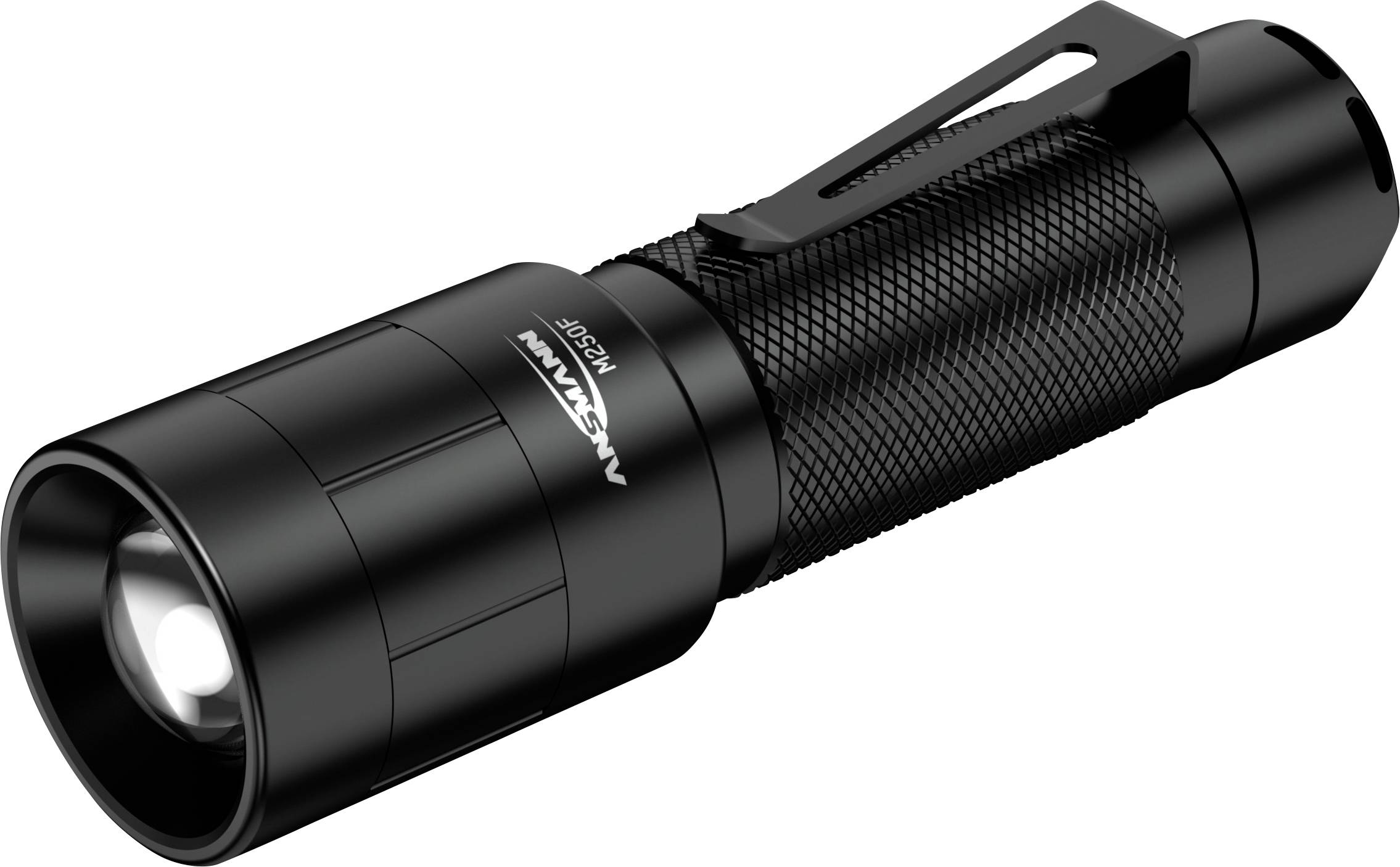 Eine schwarze Taschenlampe mit strukturiertem Griff und Clip. Sie ist eingeschaltet, und der Lichtstrahl ist sichtbar.