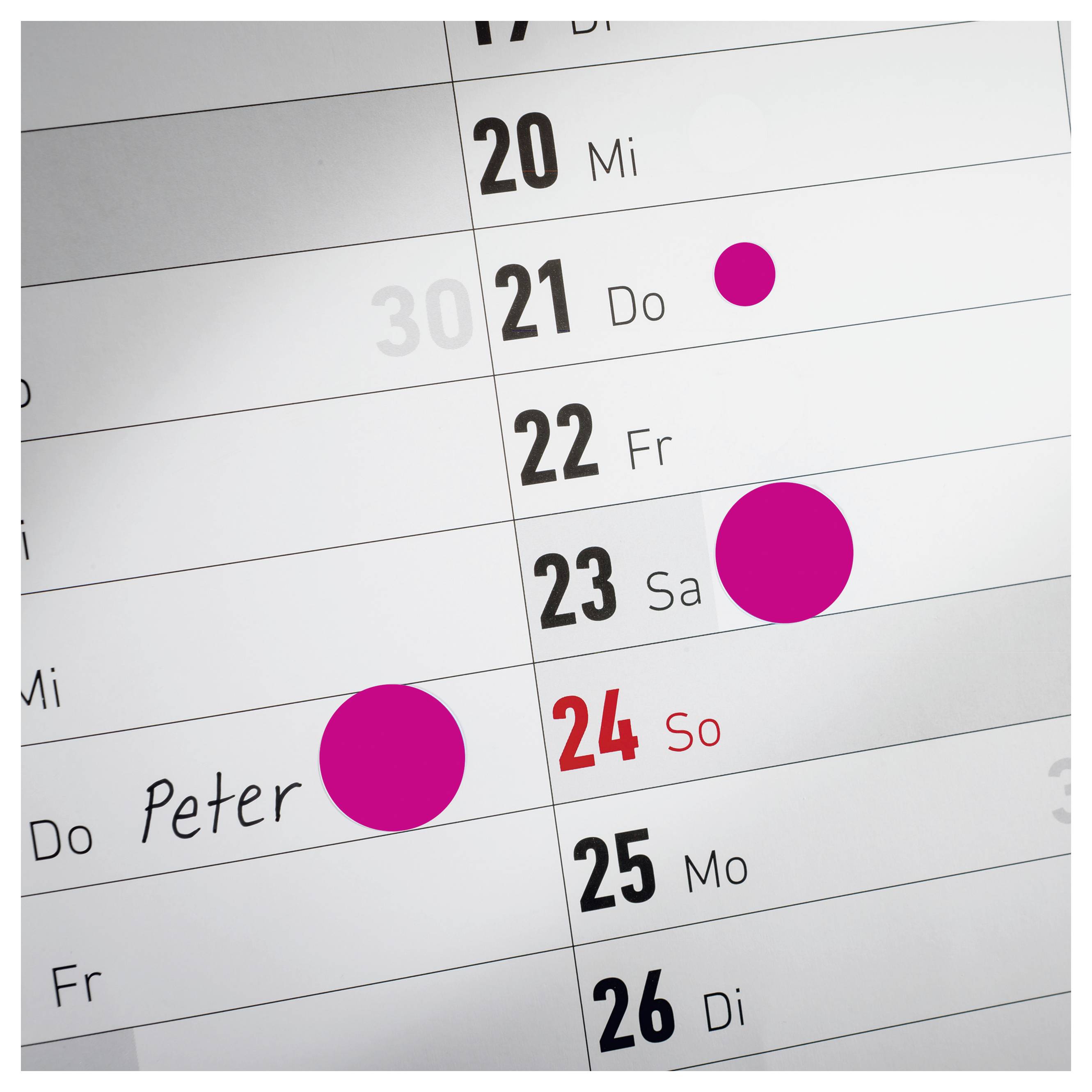 Ausschnitt eines Kalenderplans mit den Tagen 20 bis 26; pinke Punkte markieren Termine am 21., 23. und 24. mit dem Namen 'Peter'.