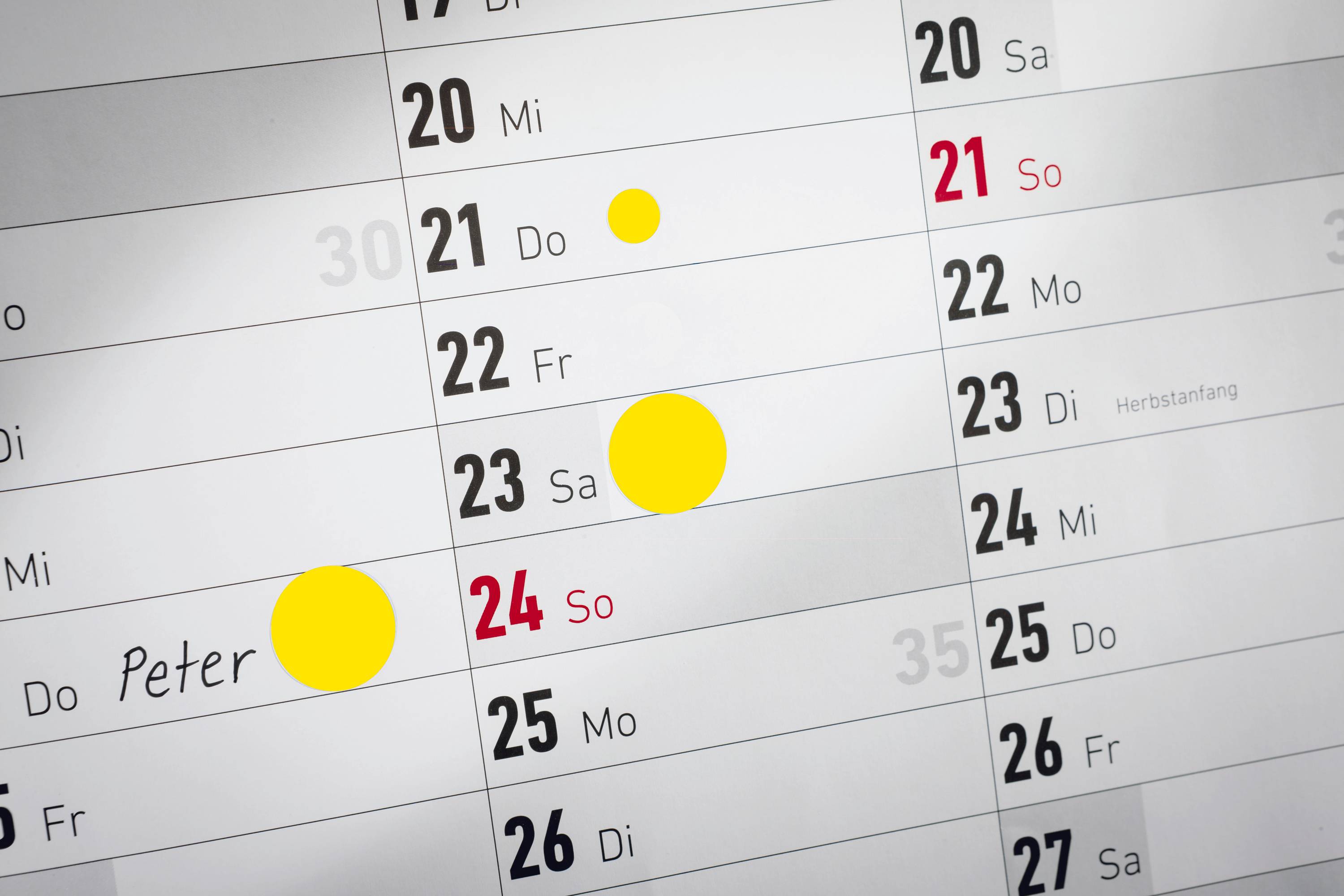 Kalenderansicht mit hervorgehobenen gelben Punkten am 20., 21., 23. und 24. Oktober; handschriftlich 'Peter' am 24. Oktober.