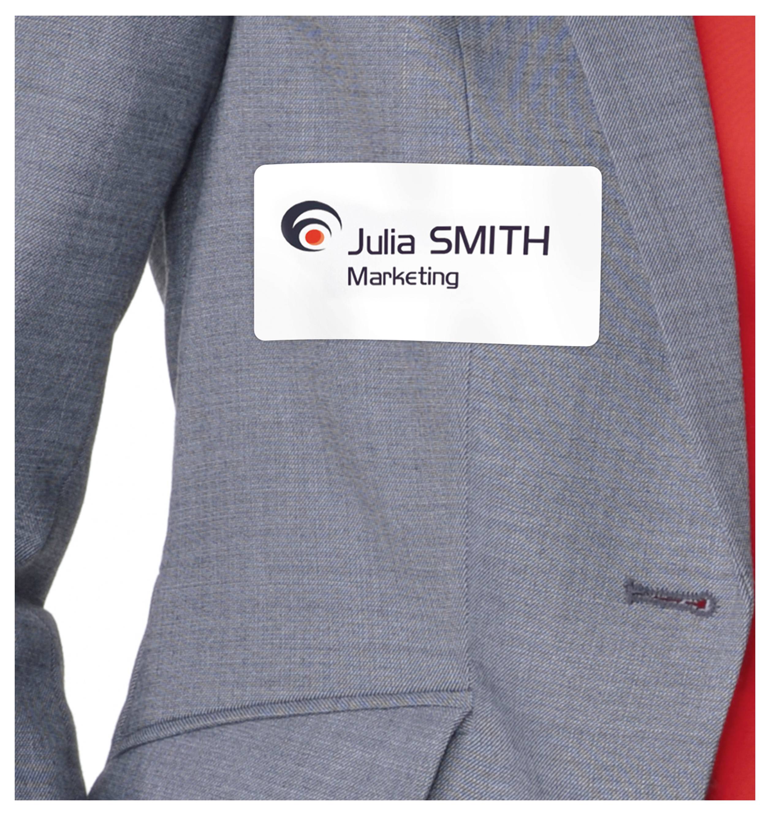 Nahaufnahme eines grauen Anzugs mit Namensschild 'Julia Smith Marketing' an der Brust.