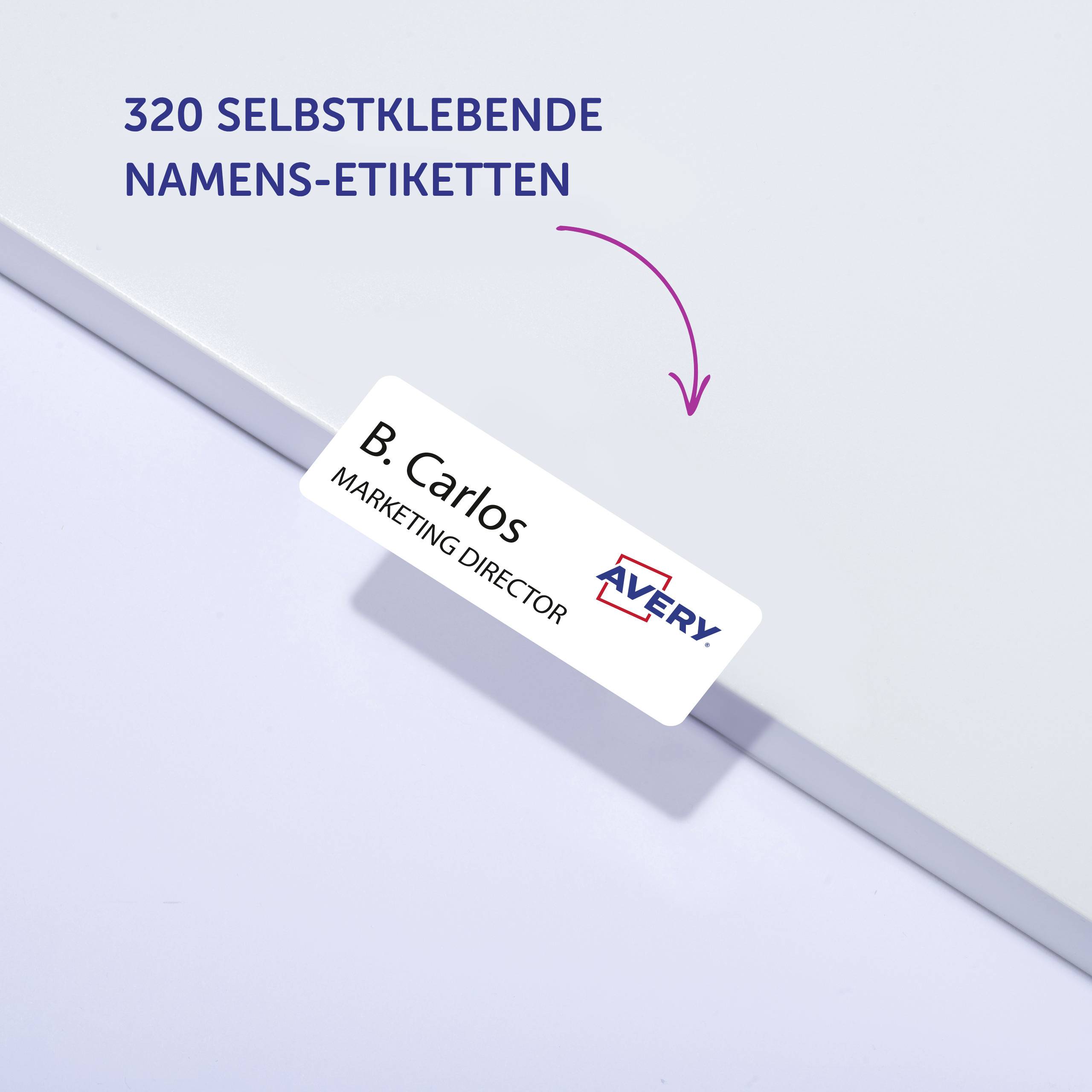 Hand liegt neben einem A4-Blatt mit einem Etikett von 88,9 x 31 mm, um die Größe des Etiketts im Verhältnis zu verdeutlichen.