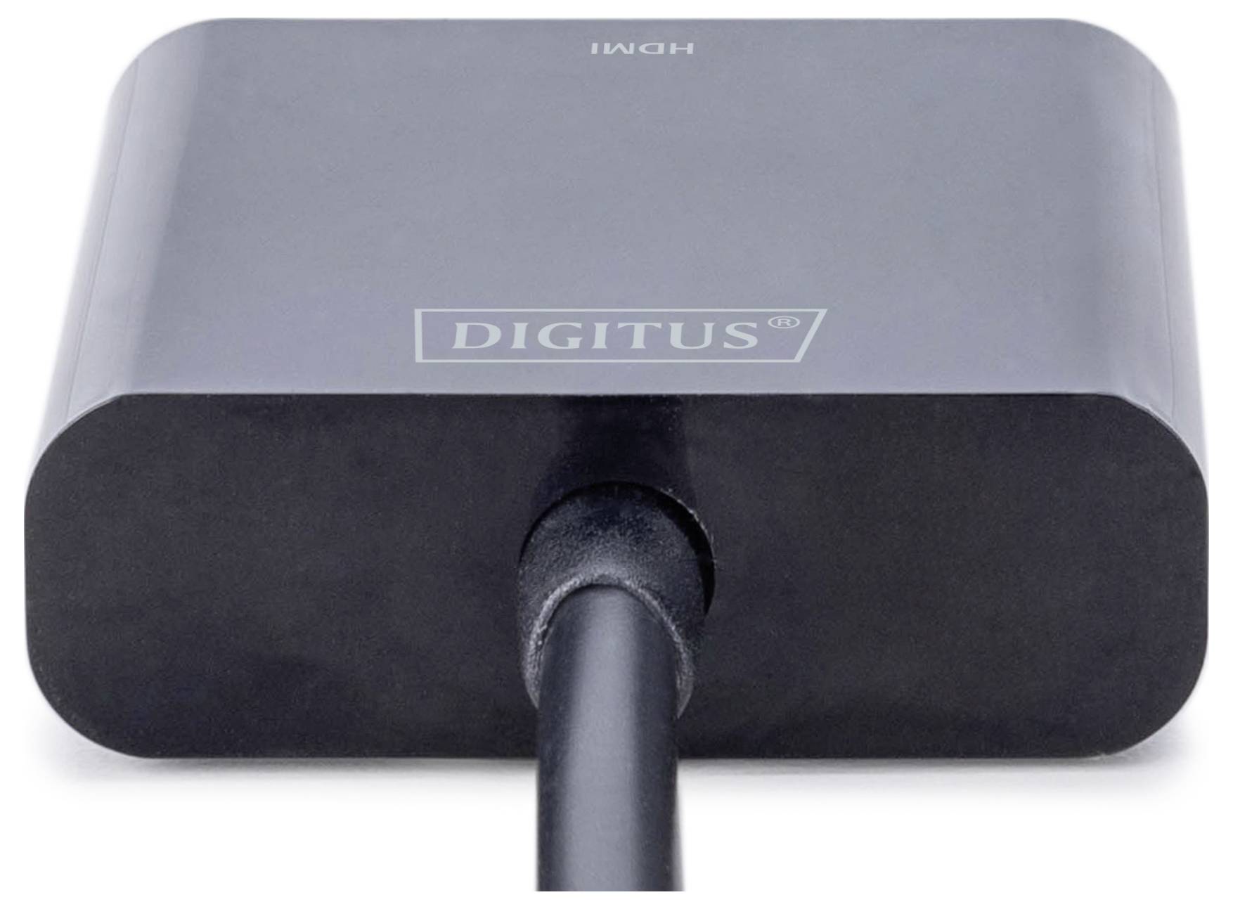 Schwarzer HDMI-Adapter von DIGITUS mit angeschlossenem Kabel, verwendet für die Verbindung von Geräten mit HDMI-Anschluss.