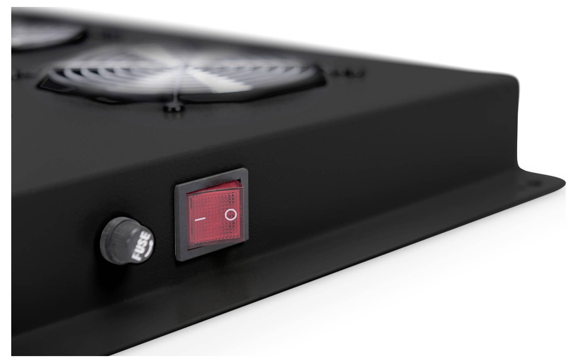 Eine Nahaufnahme eines schwarzen elektronischen Geräts, das einen roten Ein-Aus-Schalter und einen nahegelegenen Sicherungshalter zeigt, mit Kühlungslüftern im Hintergrund.