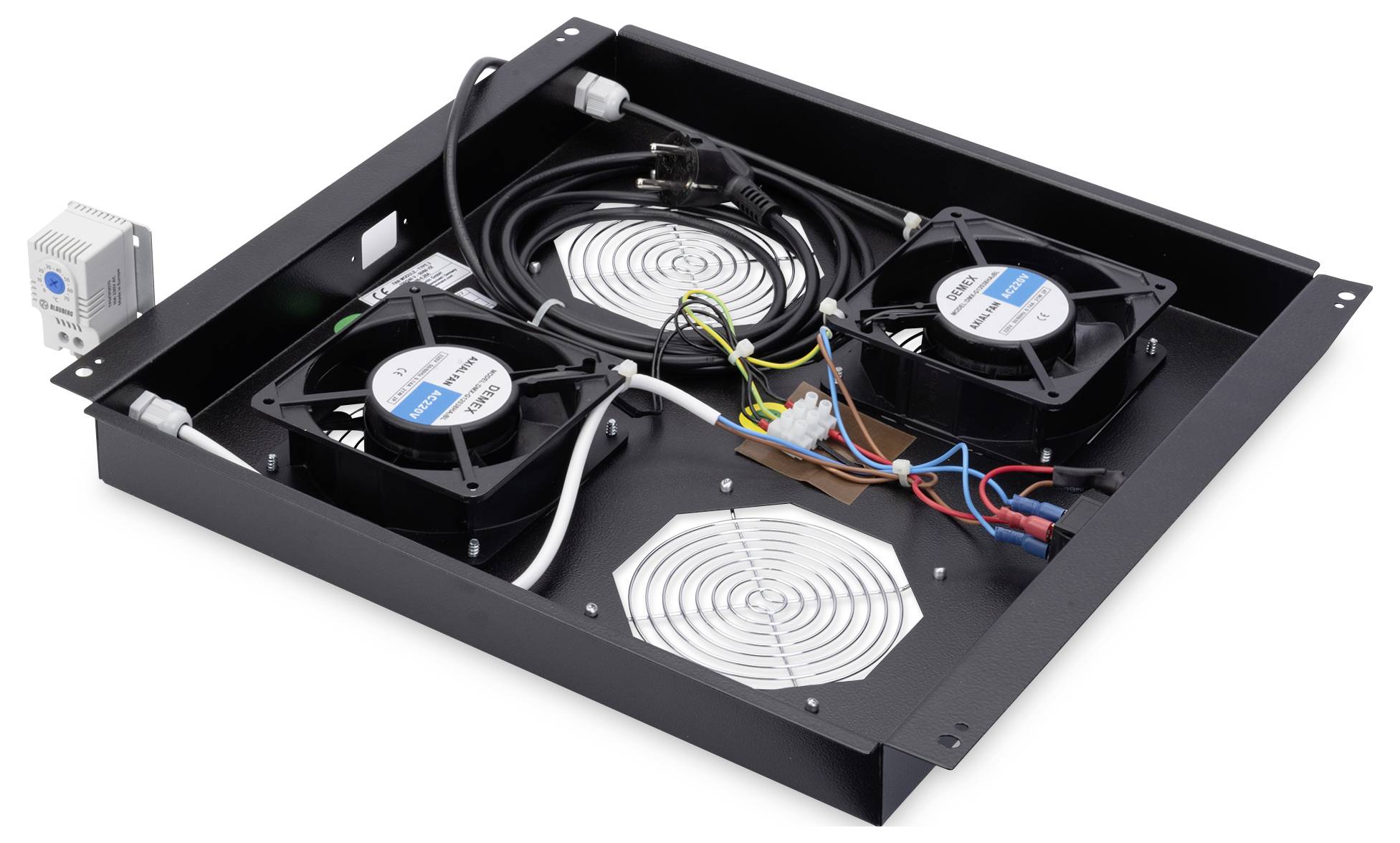 „Schwarzes Metall-Lüftergitter mit drei Kühlungsventilatoren, Elektrokabel und weißem Temperatursensor, verwendet zur Ausrüstungsbelüftung.