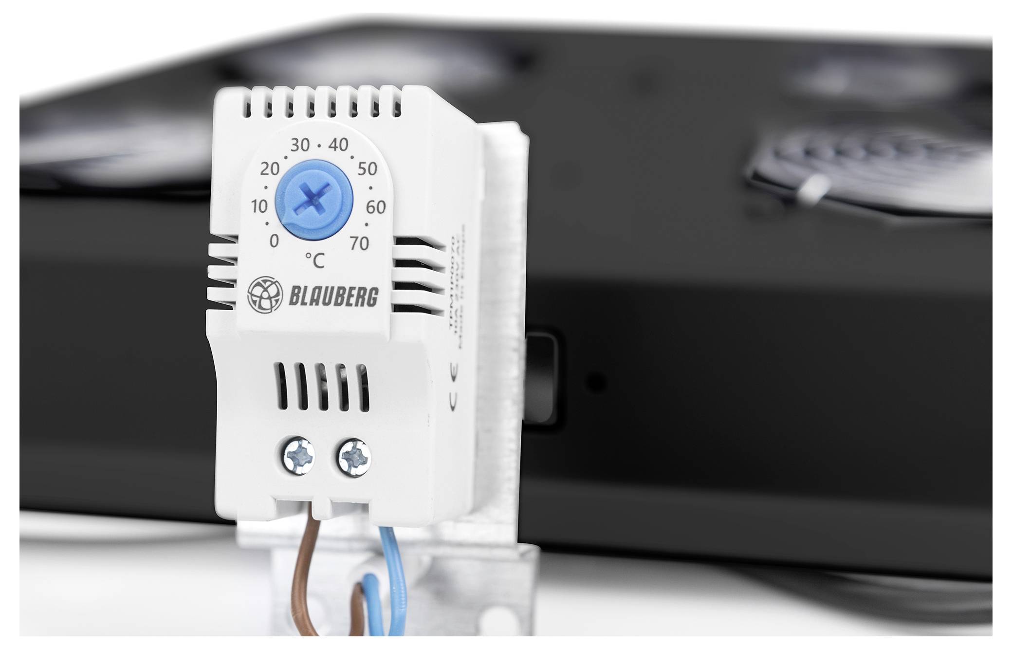 Ein BlauBerg Temperaturregler zeigt Einstellungen von 0 bis 70°C an. Er ist verdrahtet und montiert, was auf die Verwendung zur Lüftungsregelung hinweist.