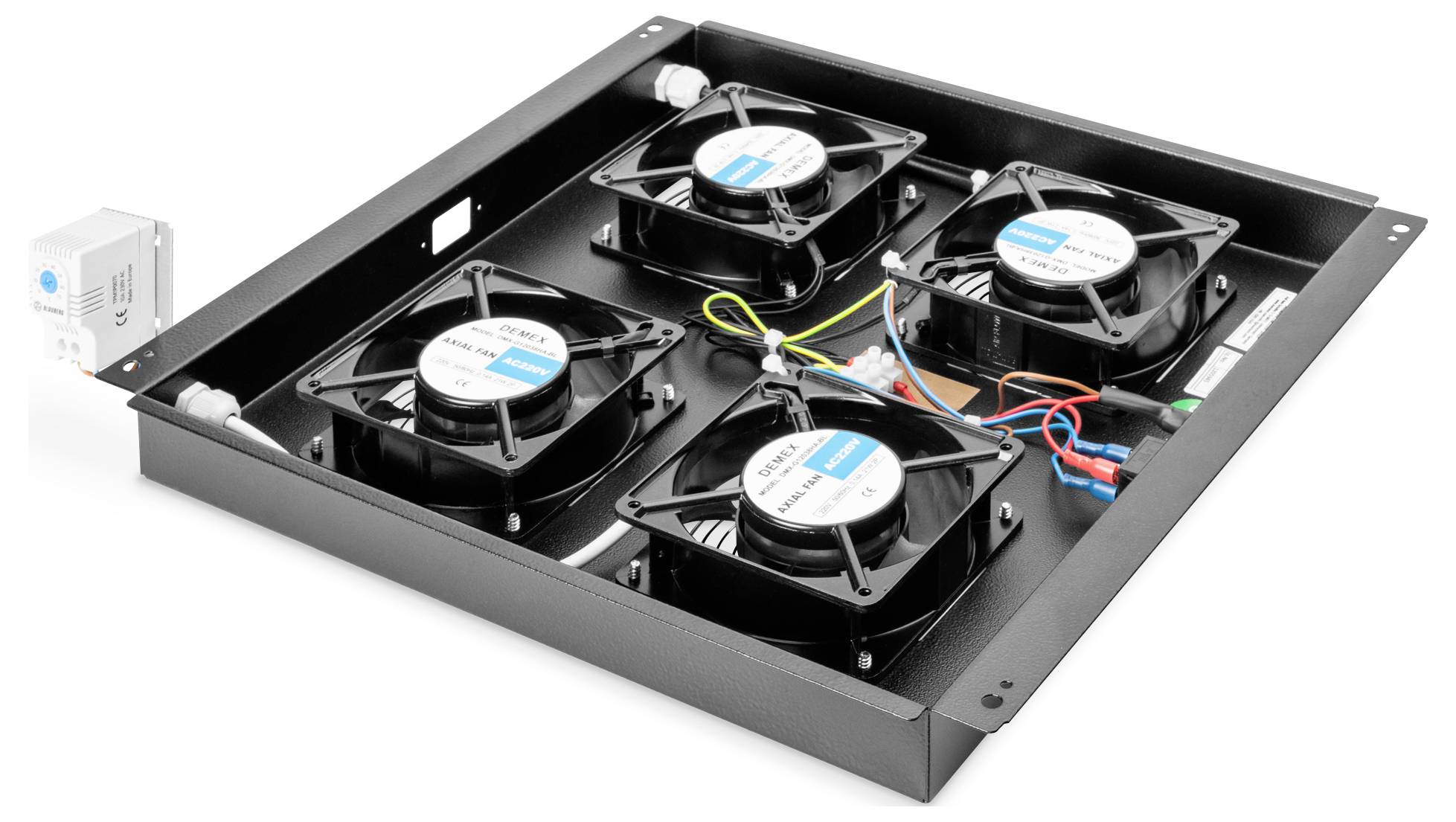 Vier schwarze Kühlventilatoren, die in einem quadratischen Metalltablett angebracht sind, mit Spezifikationen gekennzeichnet, verbunden durch Drähte mit einer kleinen grauen Steuereinheit an der Seite.