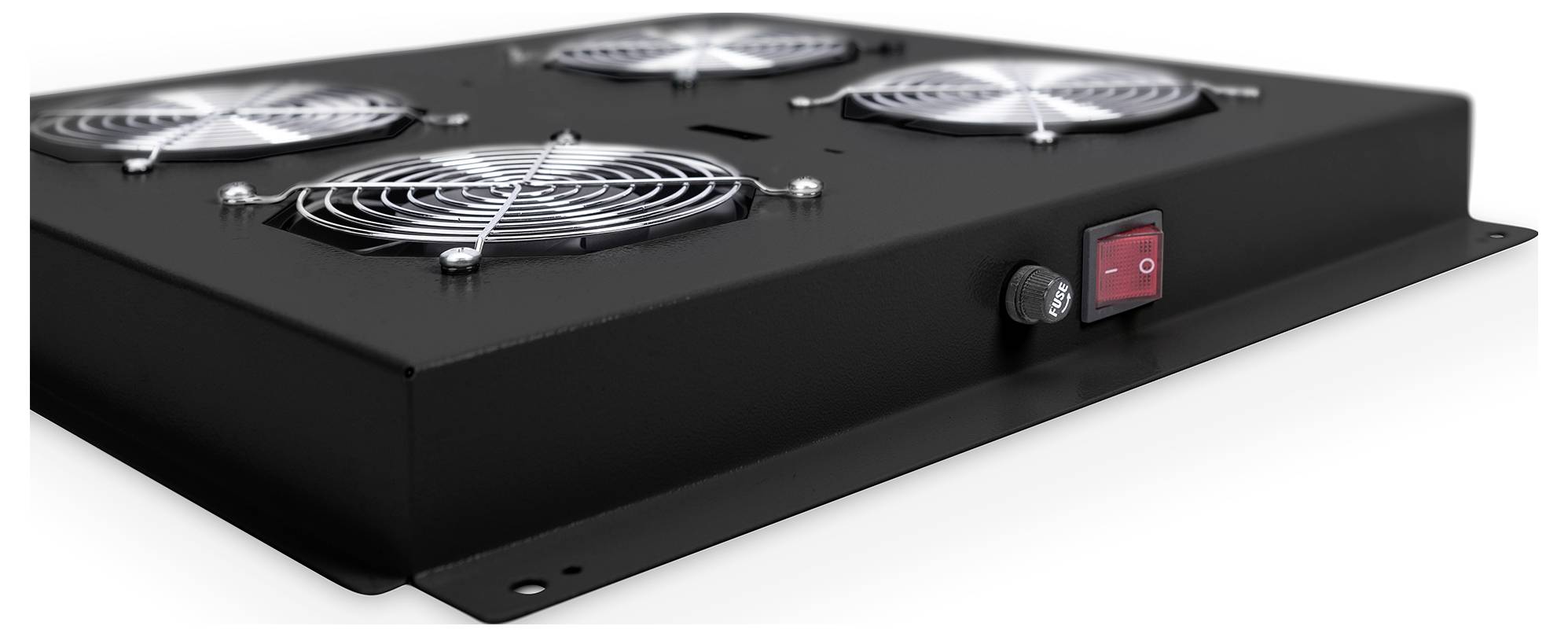 Eine schwarze Kühleinheit mit vier Metalllüftern und einem roten Schalter an der Seite, entwickelt für die Belüftung von elektronischen Geräten.