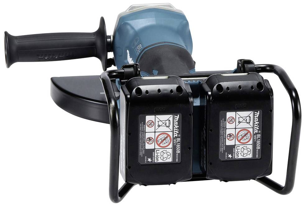 Akkubetriebene Winkelschleifmaschine mit zwei Batterien, schwarzem Schutzgriff und Schutzabdeckung.