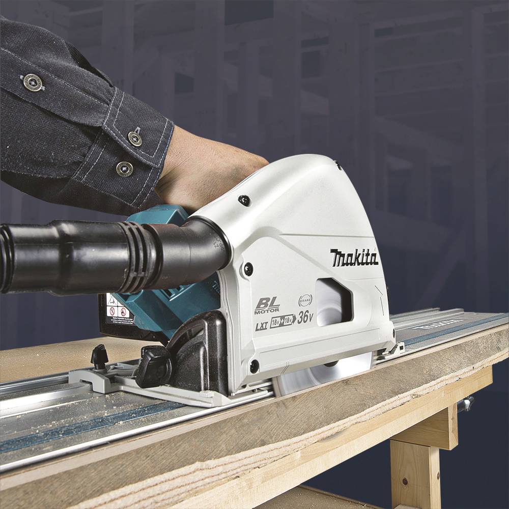 Person bedient eine Makita-Kreissäge auf Holzbrett.
