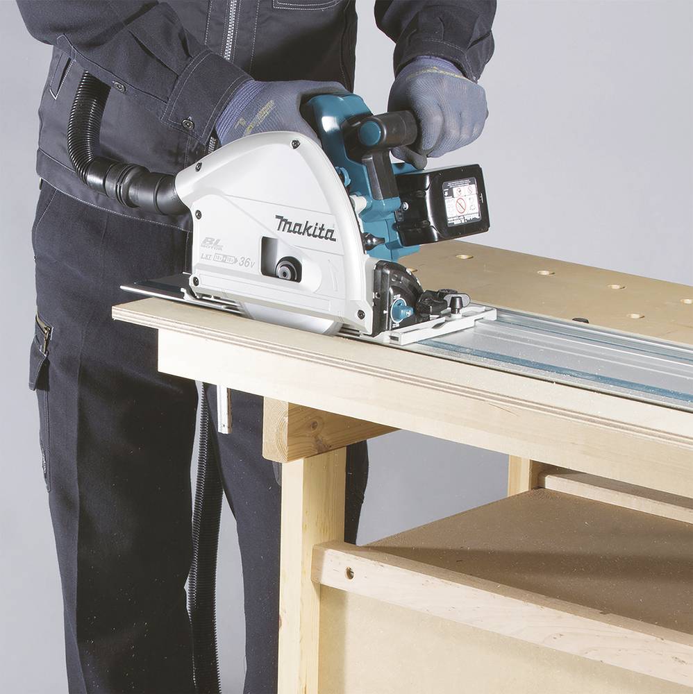 Eine Person sägt mit einer elektrischen Handkreissäge ein Holzbrett auf einem Arbeitstisch. Die Säge ist blau und weiß.