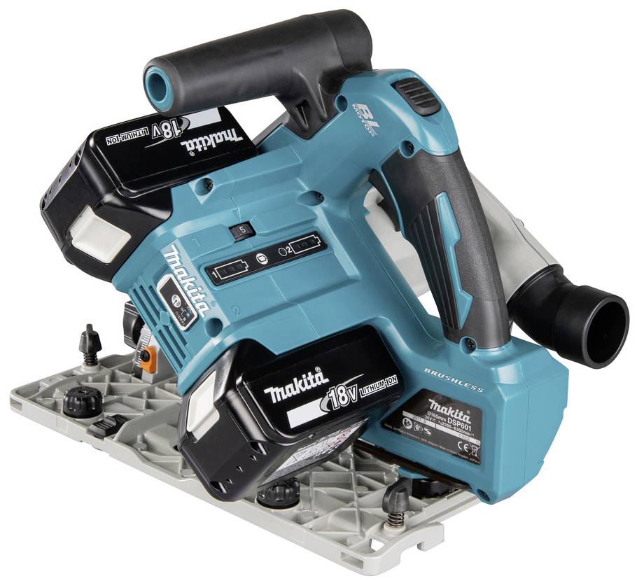 Akkubetriebene blaue und schwarze Tauchsäge mit Makita-Logo, zwei Batterien und schwarzem Handgriff, auf einer grau-weißen Basis.