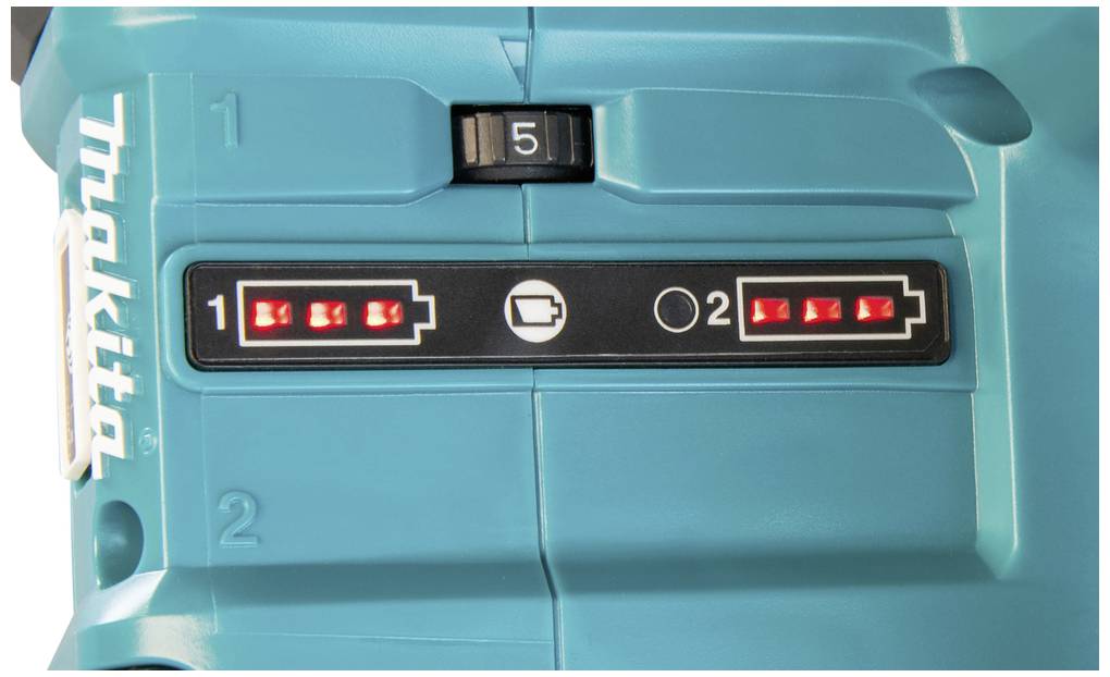 Nahaufnahme eines grünen Werkzeugs mit Batterieladeanzeiger: Zahlreiche rote LED-Leuchten zeigen verschiedene Ladestände auf zwei Skalen.