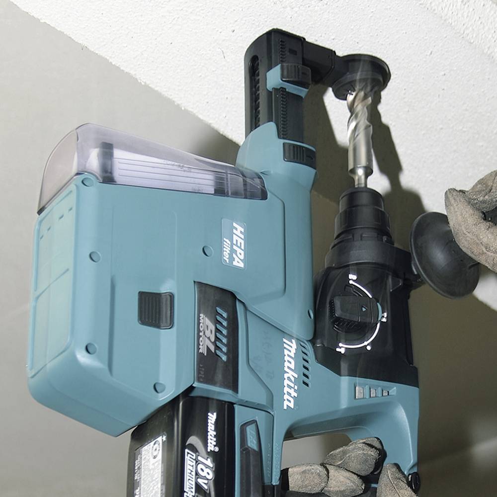 Eine Person verwendet eine blaue Akku-Bohrmaschine, um in eine weiße Decke zu bohren.