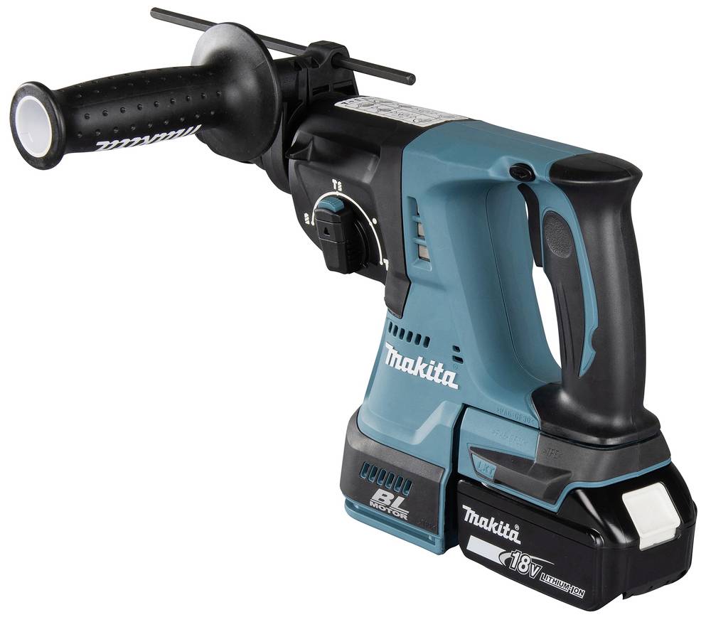 Akkubohrhammer in Schwarz-Blau mit Zusatzgriff, auf dem Tisch liegend. Markenname 'Makita' sichtbar, Akkus sind angeschlossen.