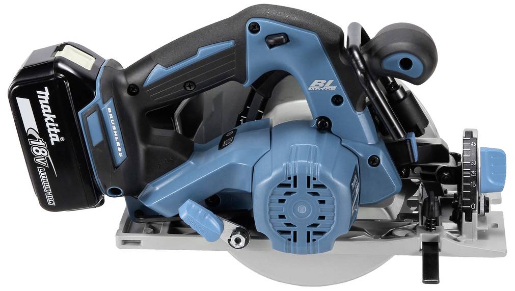 Akku-Kreissäge von Makita in Blau und Schwarz, seitliche Ansicht. Sie verfügt über ein 18V-Batteriefach und ein präzises Einstellrad.