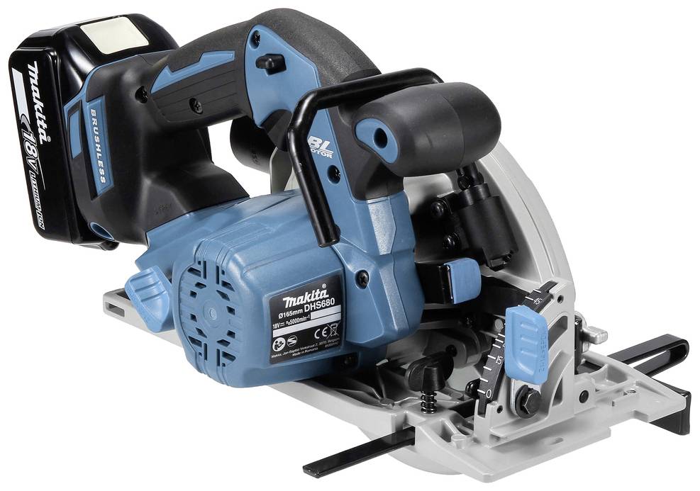 Akkubetriebene Kreissäge von Makita auf einem weißen Hintergrund. Kompaktes Design, geeignet für präzise Holzschnitte.