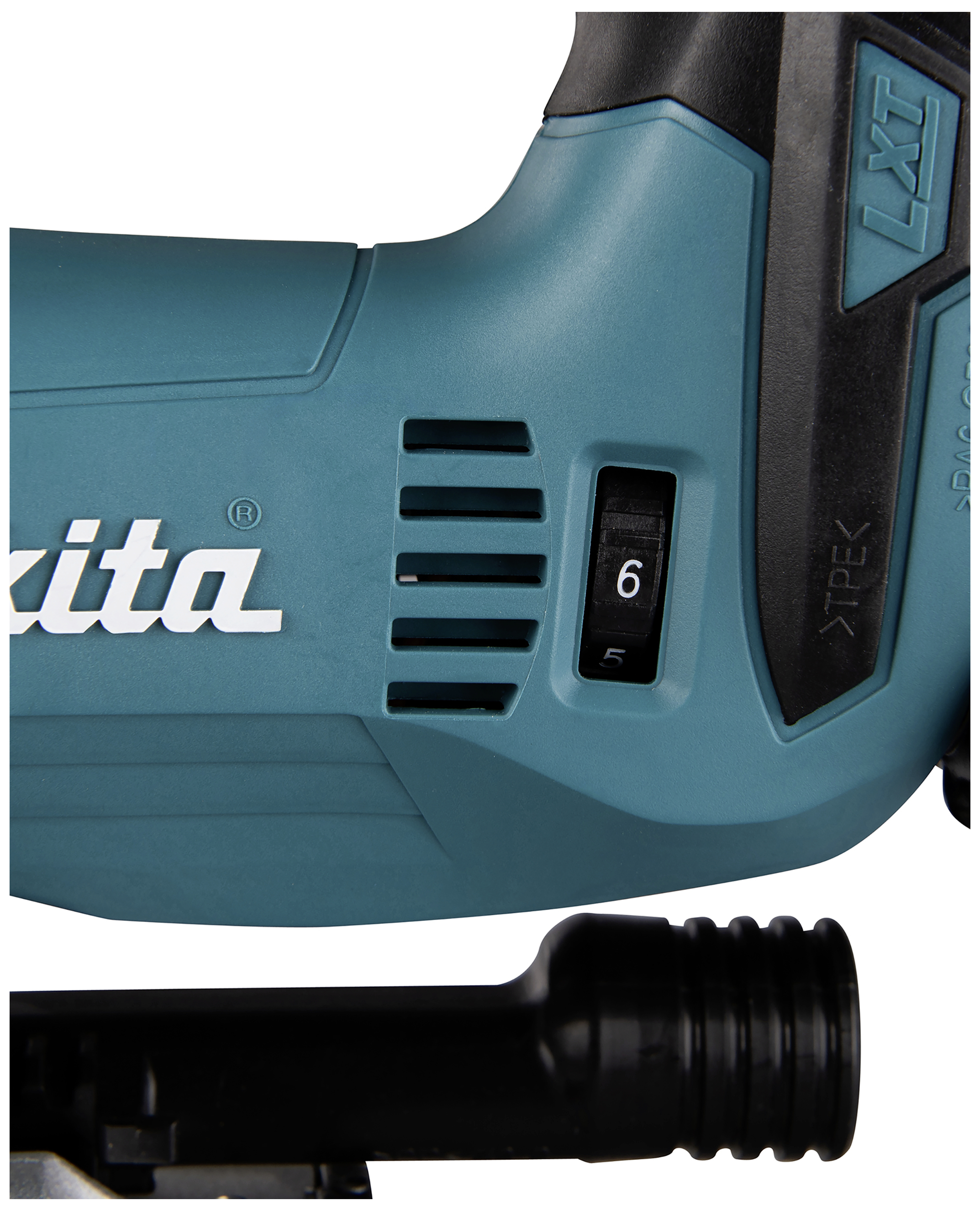 Bohrmaschine mit „Makita“-Logo, blauer Griff, Geschwindigkeitsregler bei 6, Teil eines schwarzen Aufsatzes sichtbar.