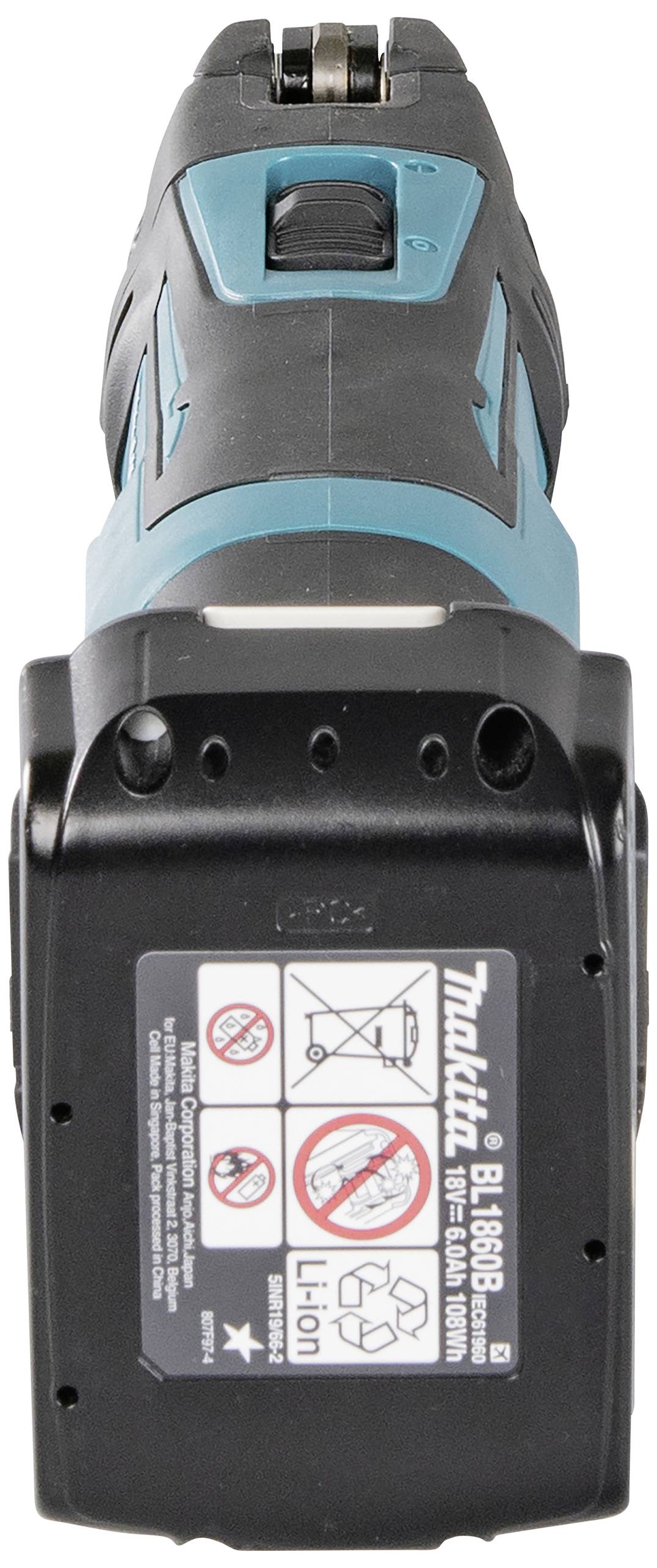 Akkuschrauber von vorne, schwarz-blau, mit einem Li-Ion-Akku. Aufkleber zeigt Warnhinweise und Akku-Modellnummer.