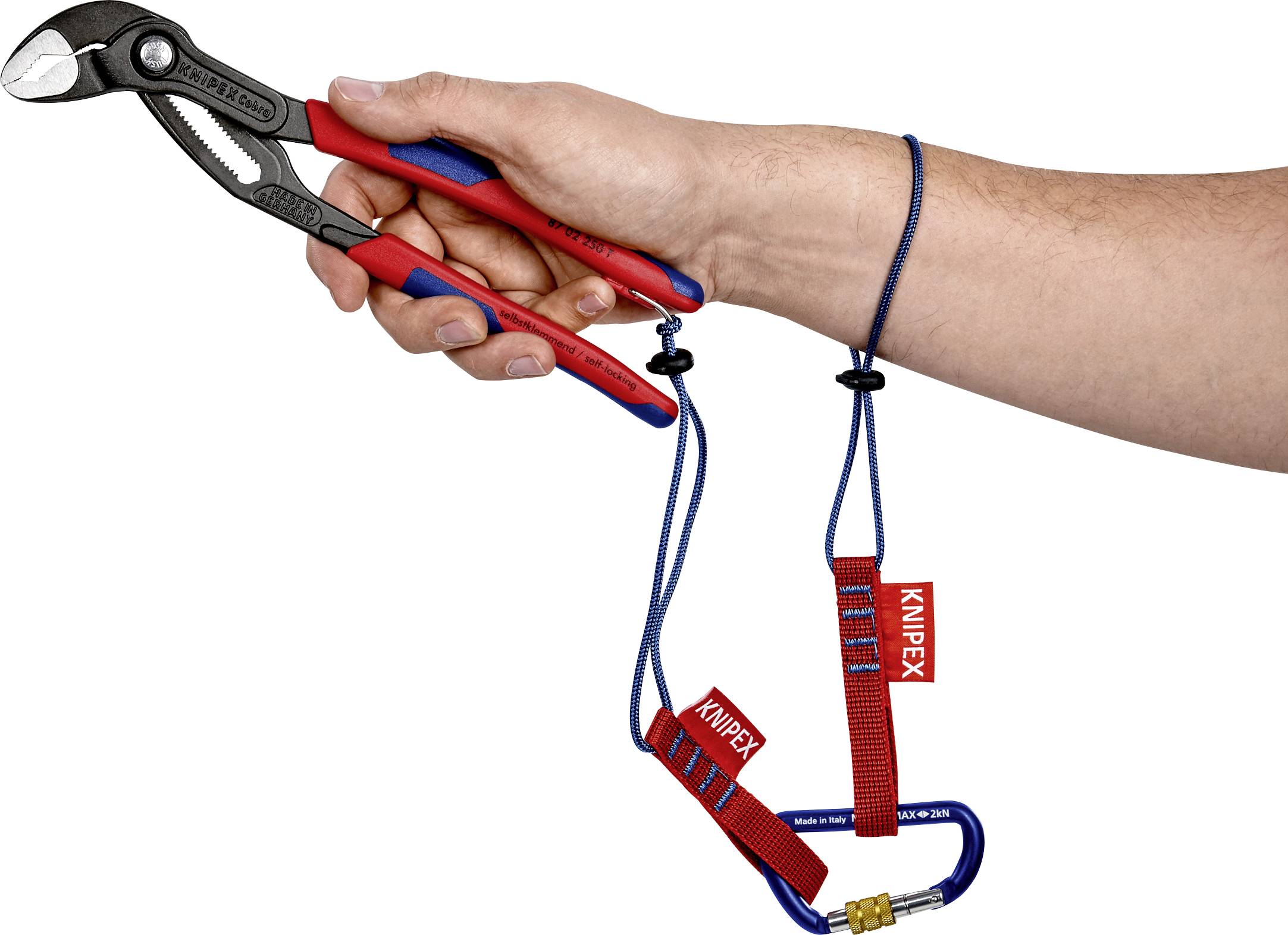 Hand hält eine KNIPEX Zange mit Sicherheitsseil und Karabiner.