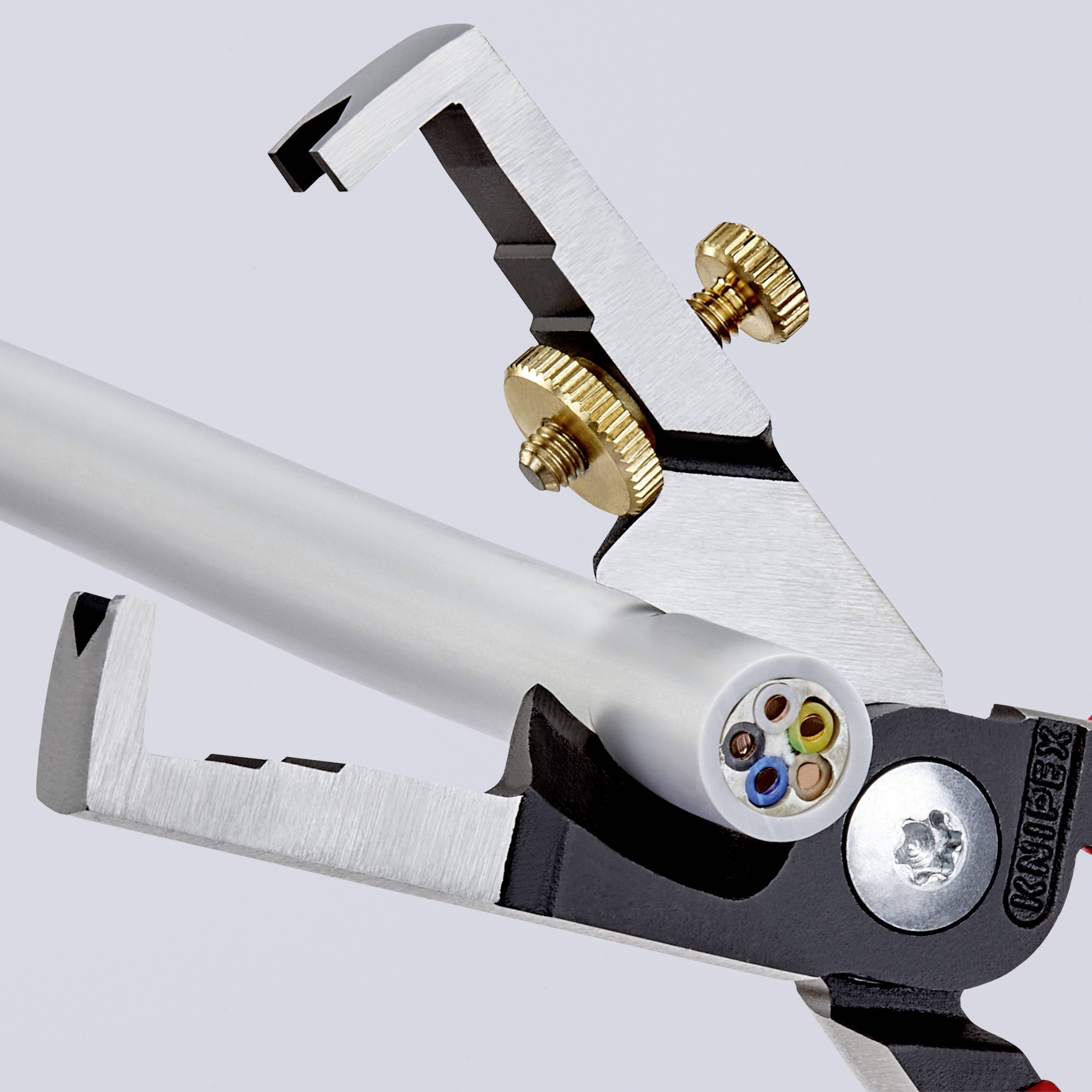 Abisolierzange entfernt Kunststoffummantelung von einem Metallkabel, zeigt freigelegte Drähte.