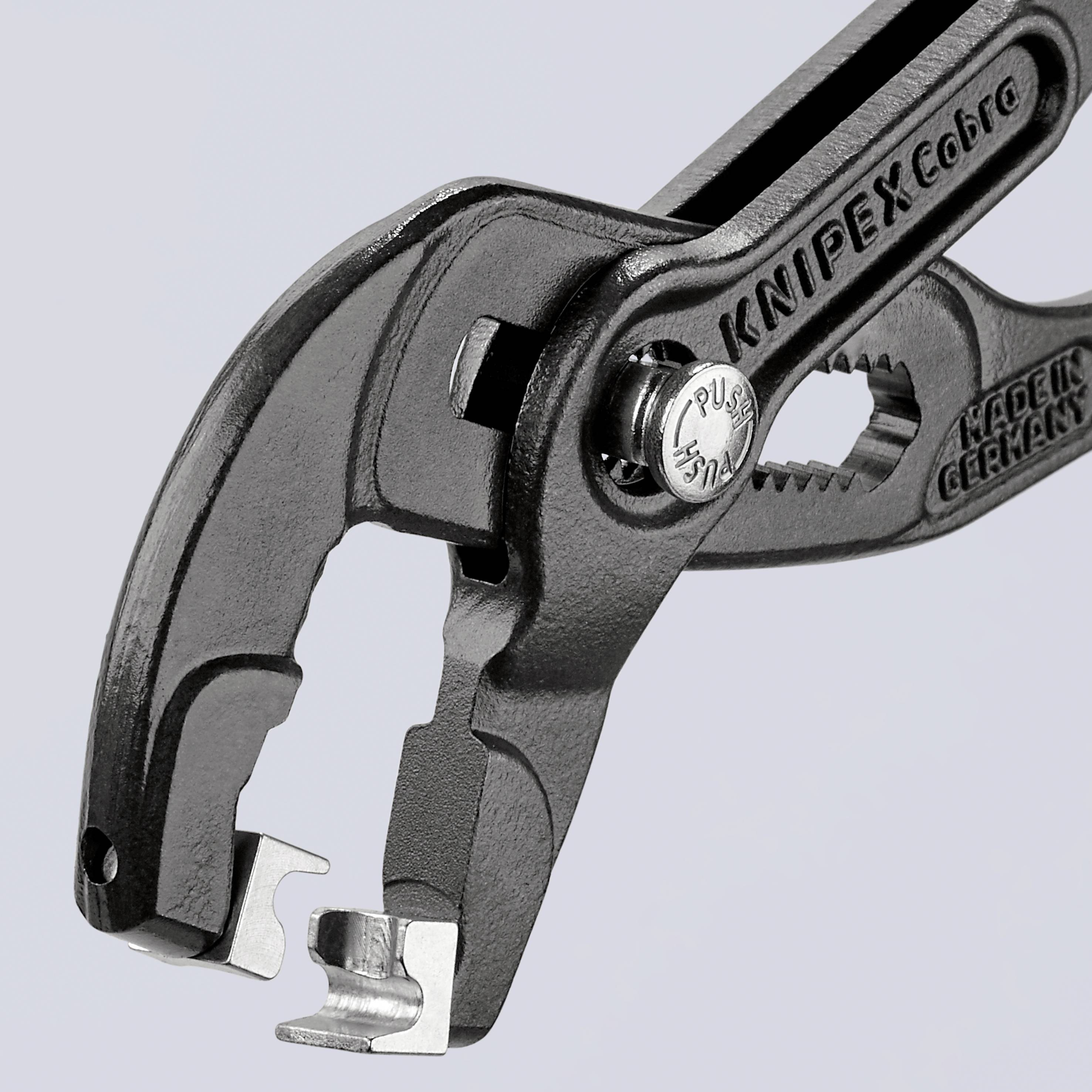 Handwerkzeug, eine schwarze Rohrzange von Knipex, geöffnet, mit sichtbaren Zähnen und einer Beschriftung 'Knipex Cobra'.