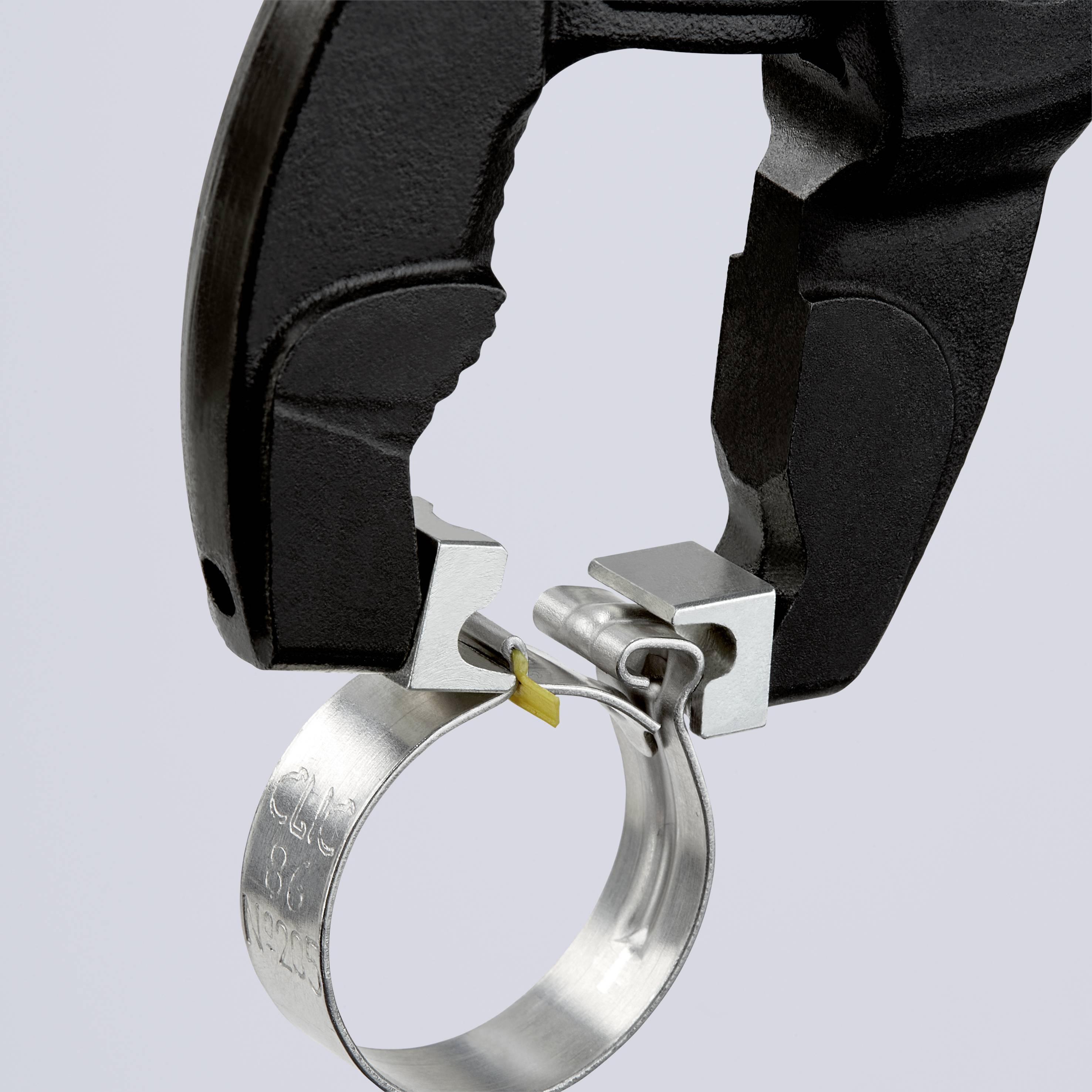 Ein Schraubenschlüssel aus Metall mit schwarzem Griff und integriertem Messring zur Anzeige der Drehkraft, auf hellem Hintergrund.