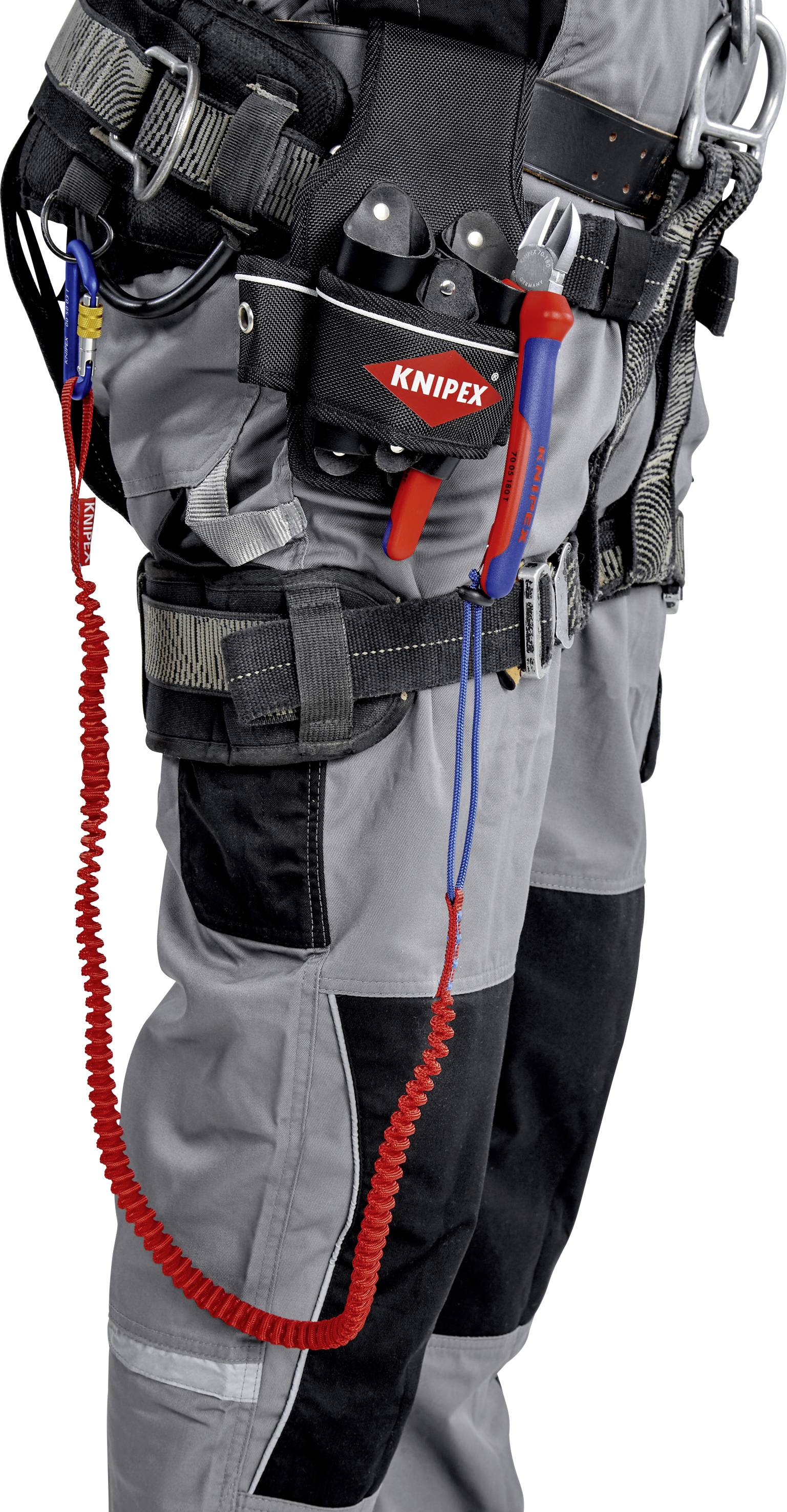 Ein Techniker trägt einen grauen Schutzanzug mit einem KNIPEX-Werkzeug, das an einem Gürtel gesichert ist.