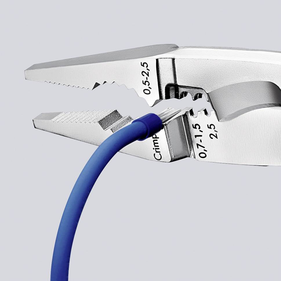 Eine silberne Crimpzange hält ein blaues Kabel. Messskalen auf der Zange zeigen Kabeldurchmesser in Millimetern.