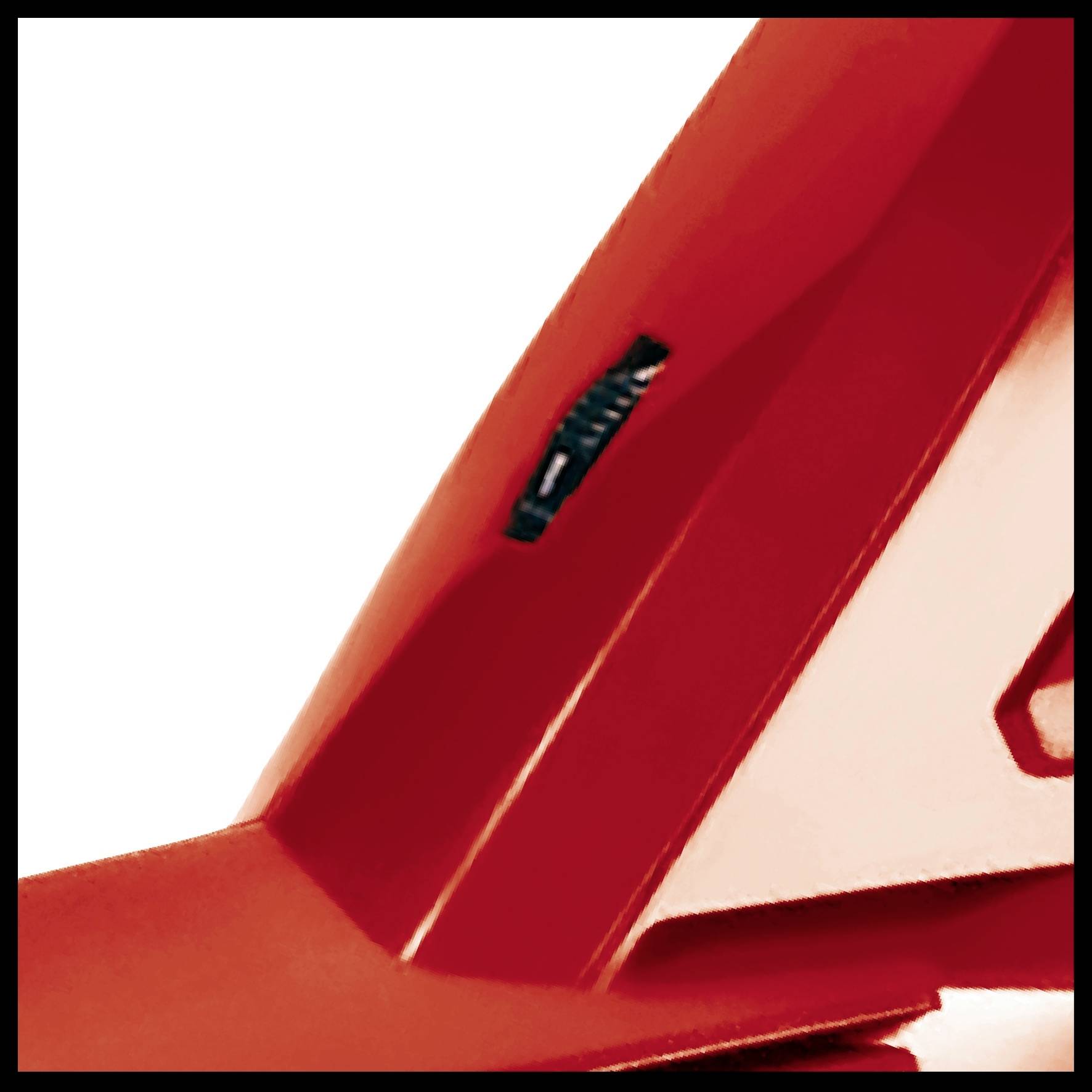 Rotes, modernes Designobjekt mit geschwungenen Formen und schwarzem Akzent; Schwerpunkt auf geometrischer Ästhetik.