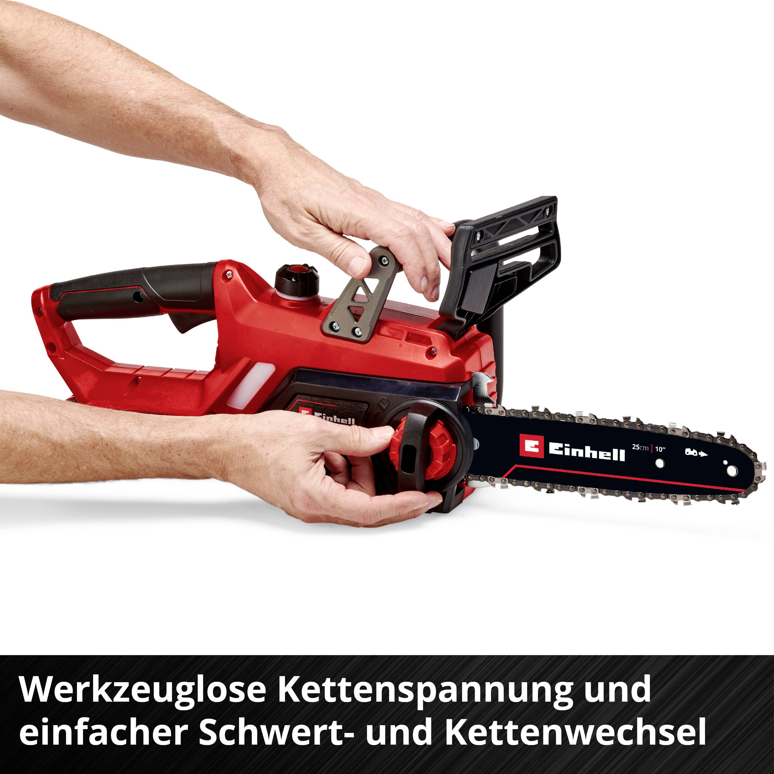 Person justiert eine rote Kettensäge von Einhell. Darstellung zeigt werkzeuglose Kettenspannung und einfachen Schwertwechsel.